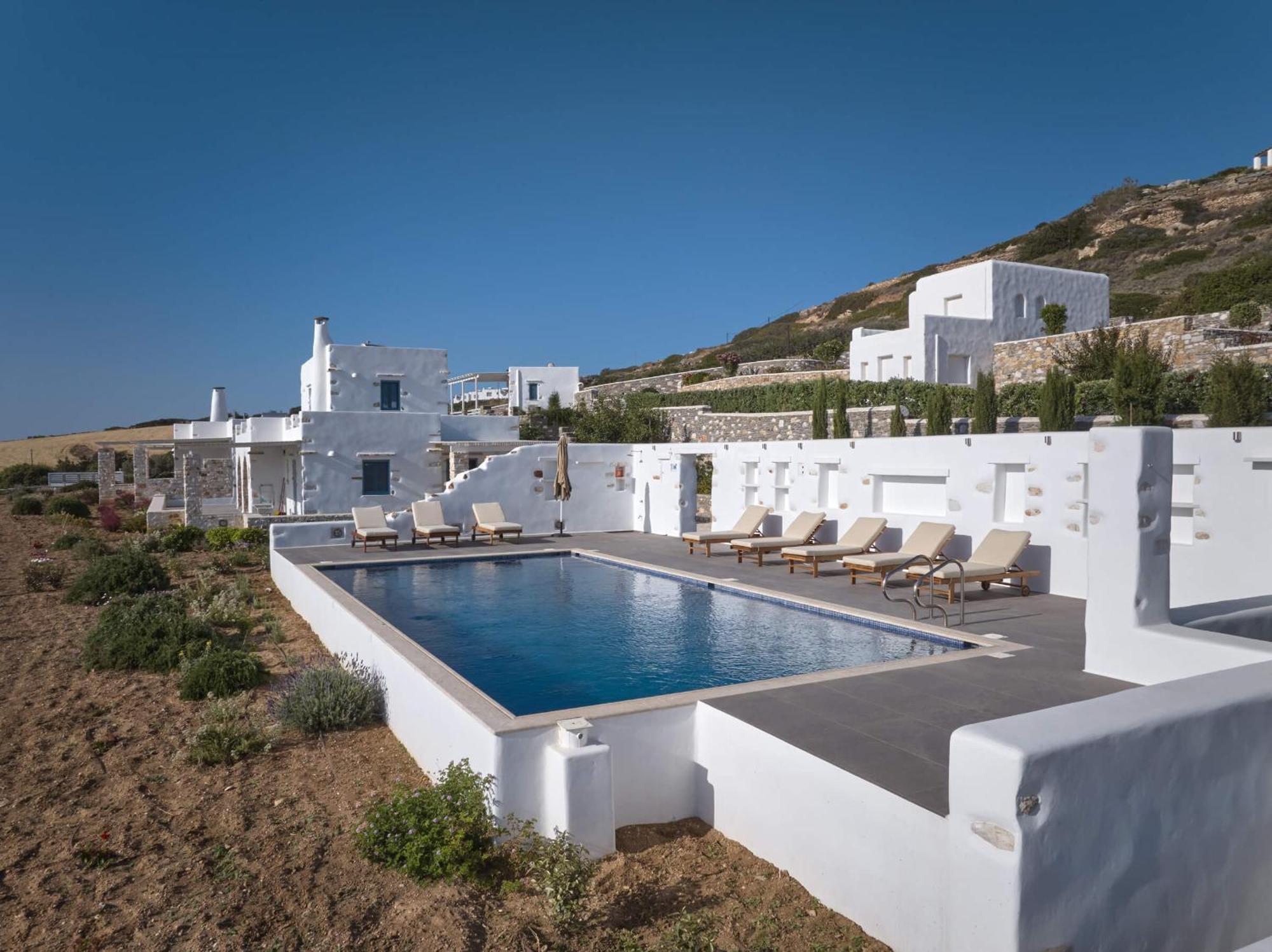 Luxurious Pactia Amazing Pool