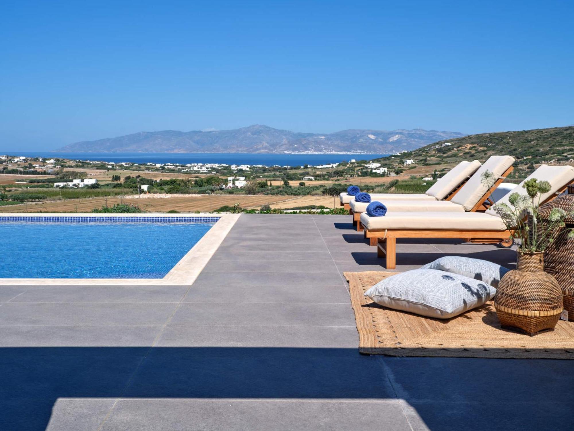 Luxurious Pactia Amazing Pool