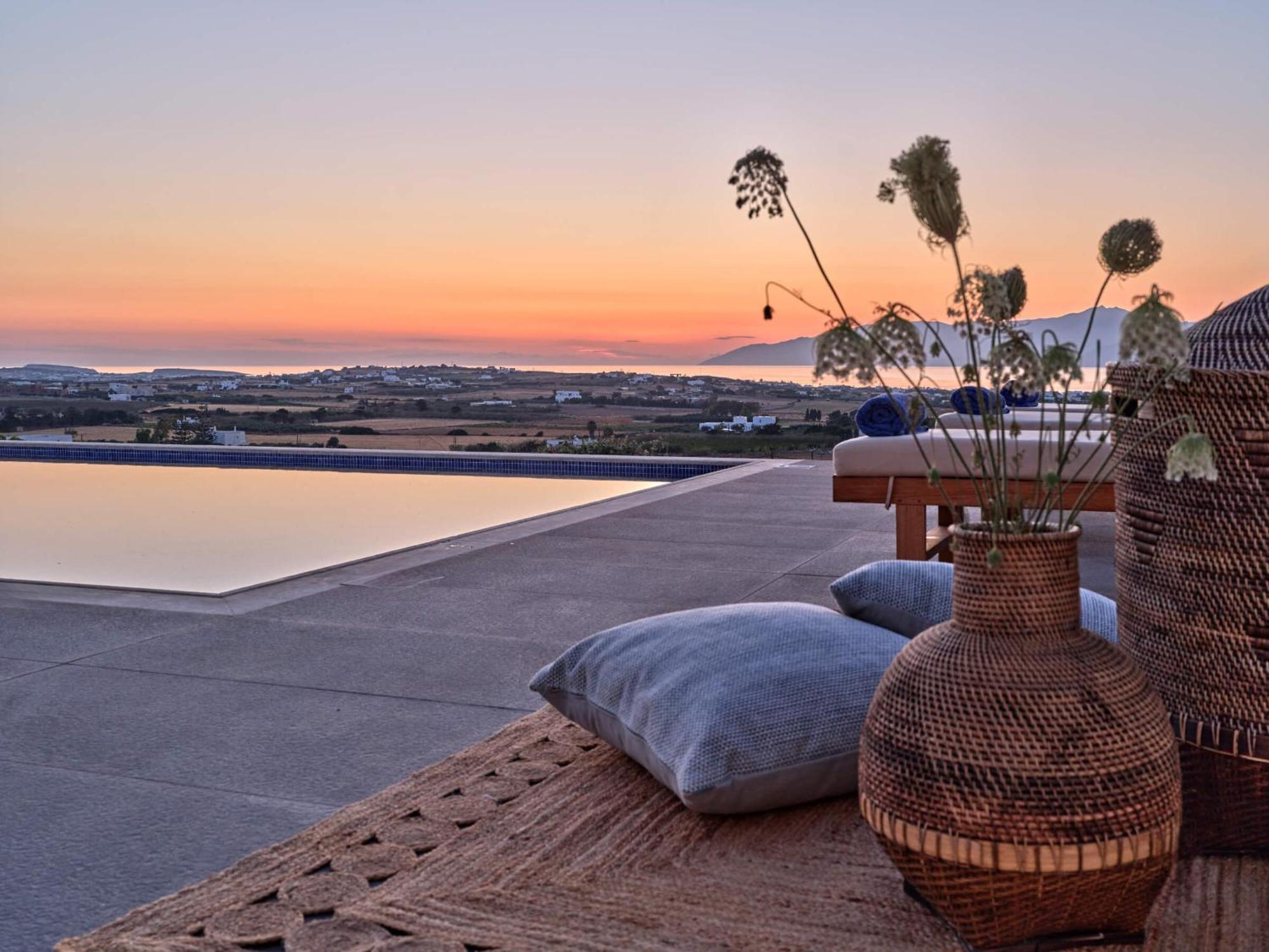 Luxurious Pactia Amazing Pool