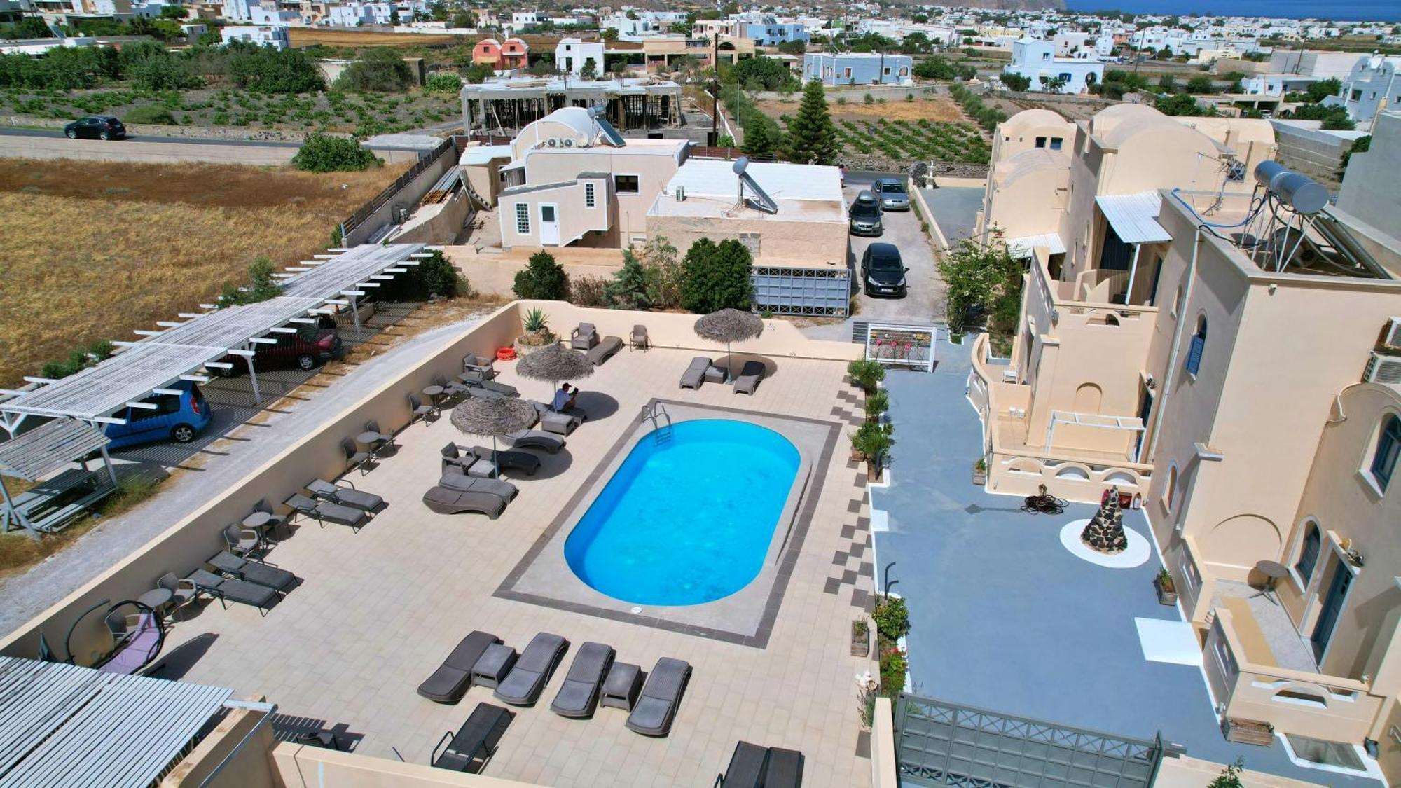Leon Lux Perivolos (Santorini)