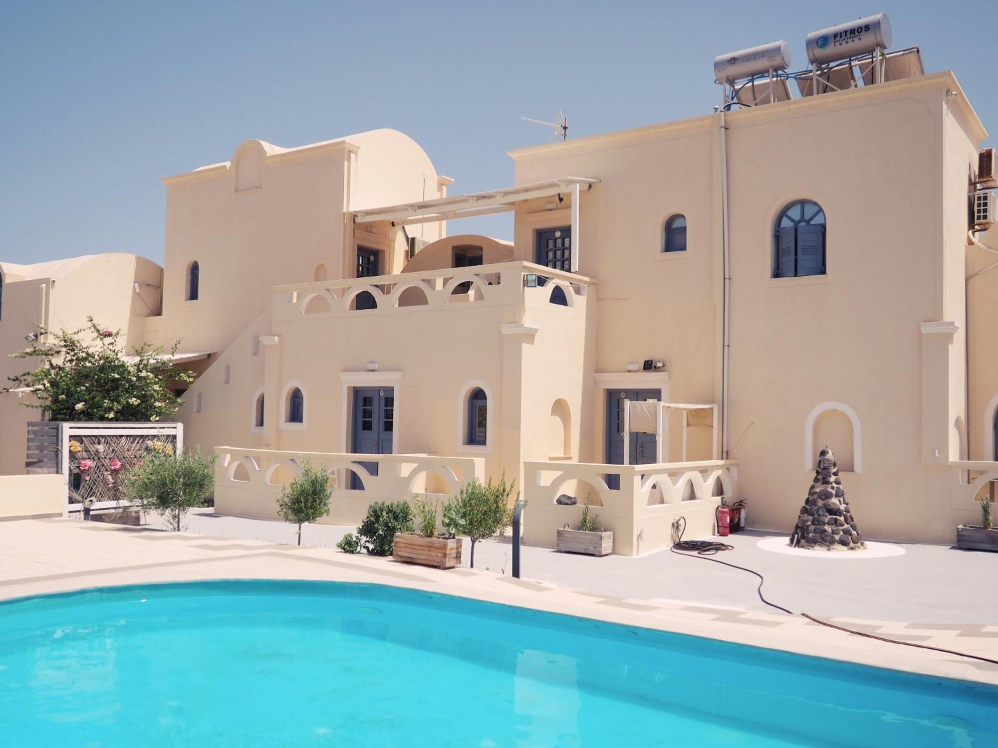 Leon Lux Perivolos (Santorini)