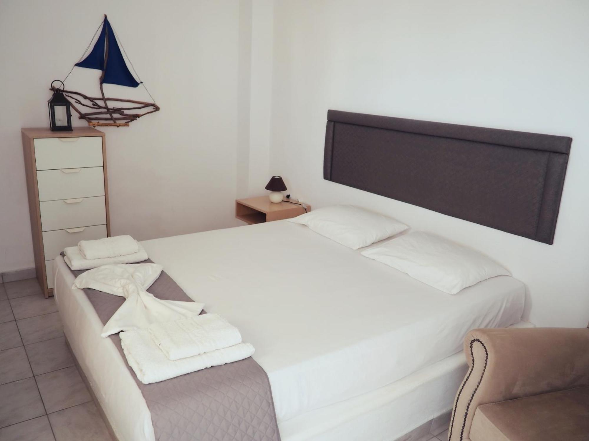 Leon Lux 3* Perivolos (Santorini)