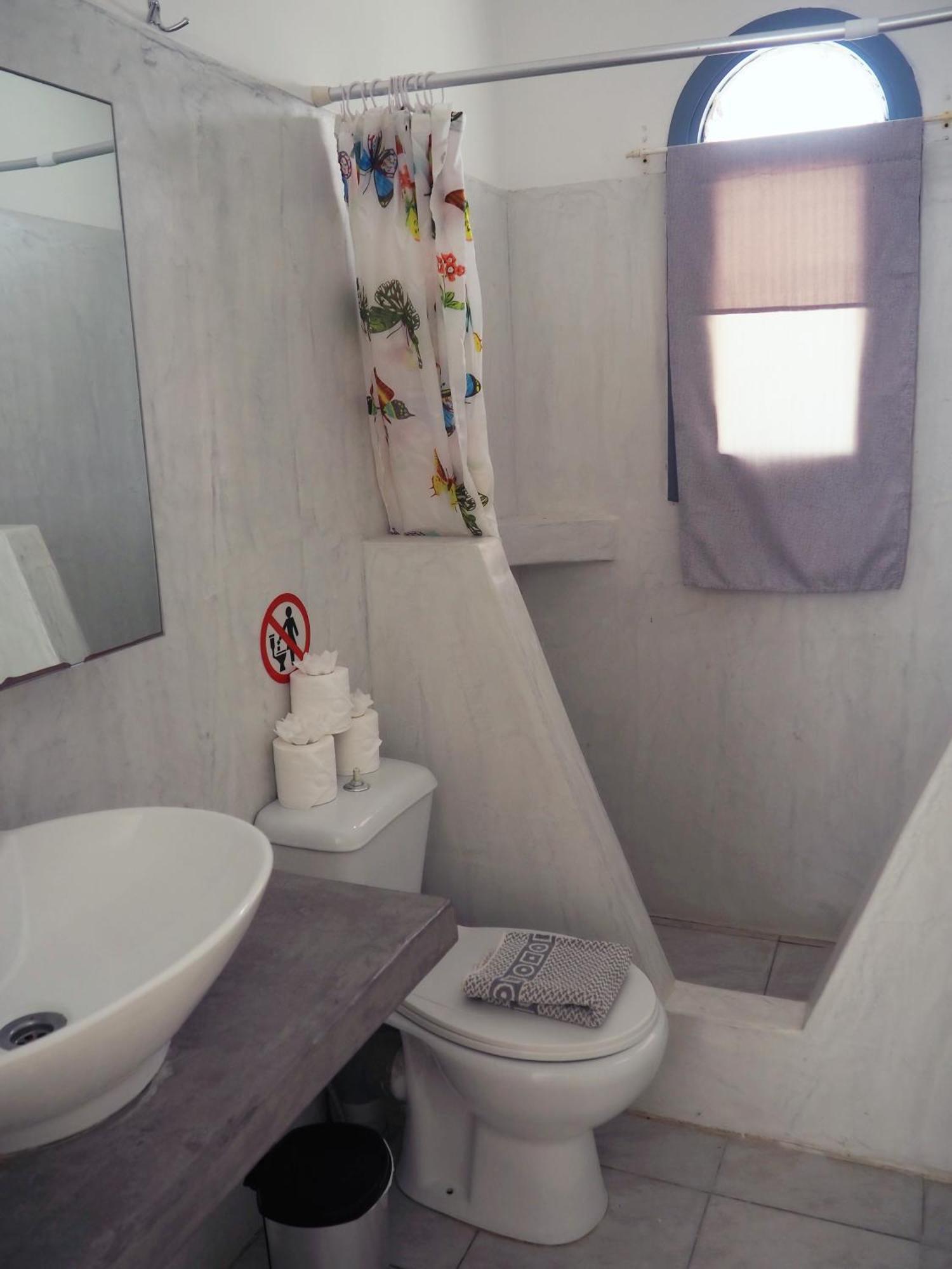 Leon Lux Perivolos (Santorini)