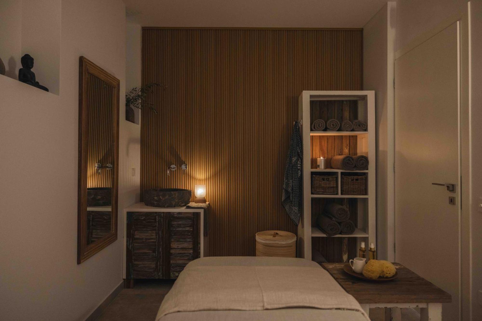 Hotel Amethyst Selene Couple's Hideaway *