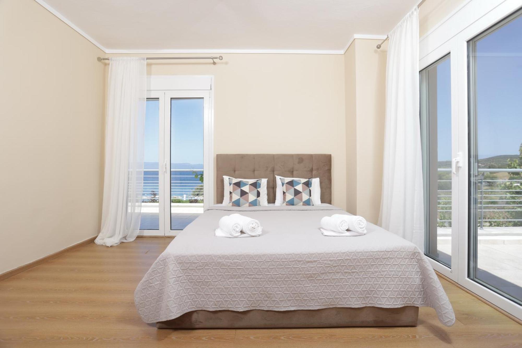 Toroneos Sea Front Villa Paliouri