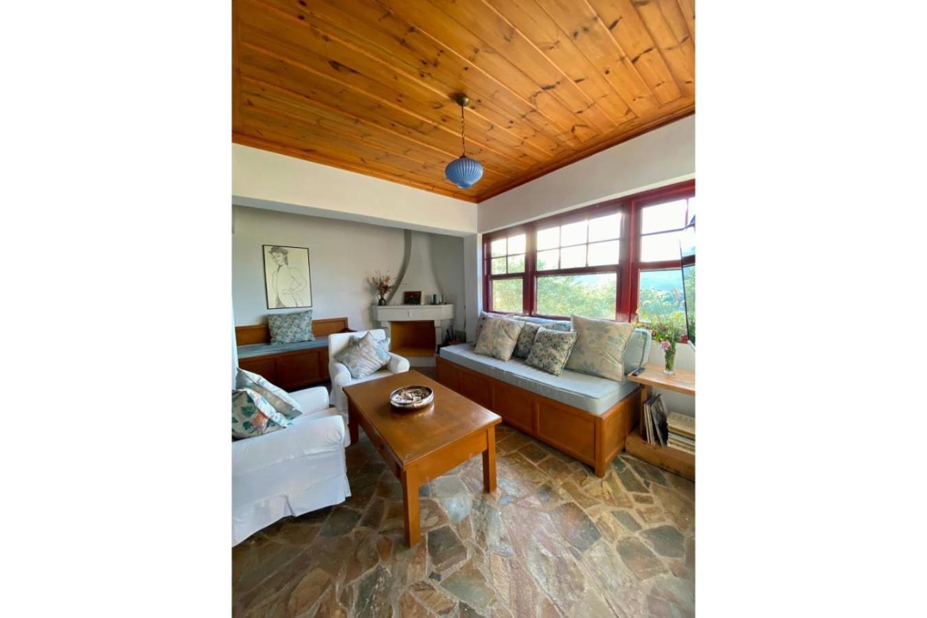 4-bdrms Bright Apartment Katouna