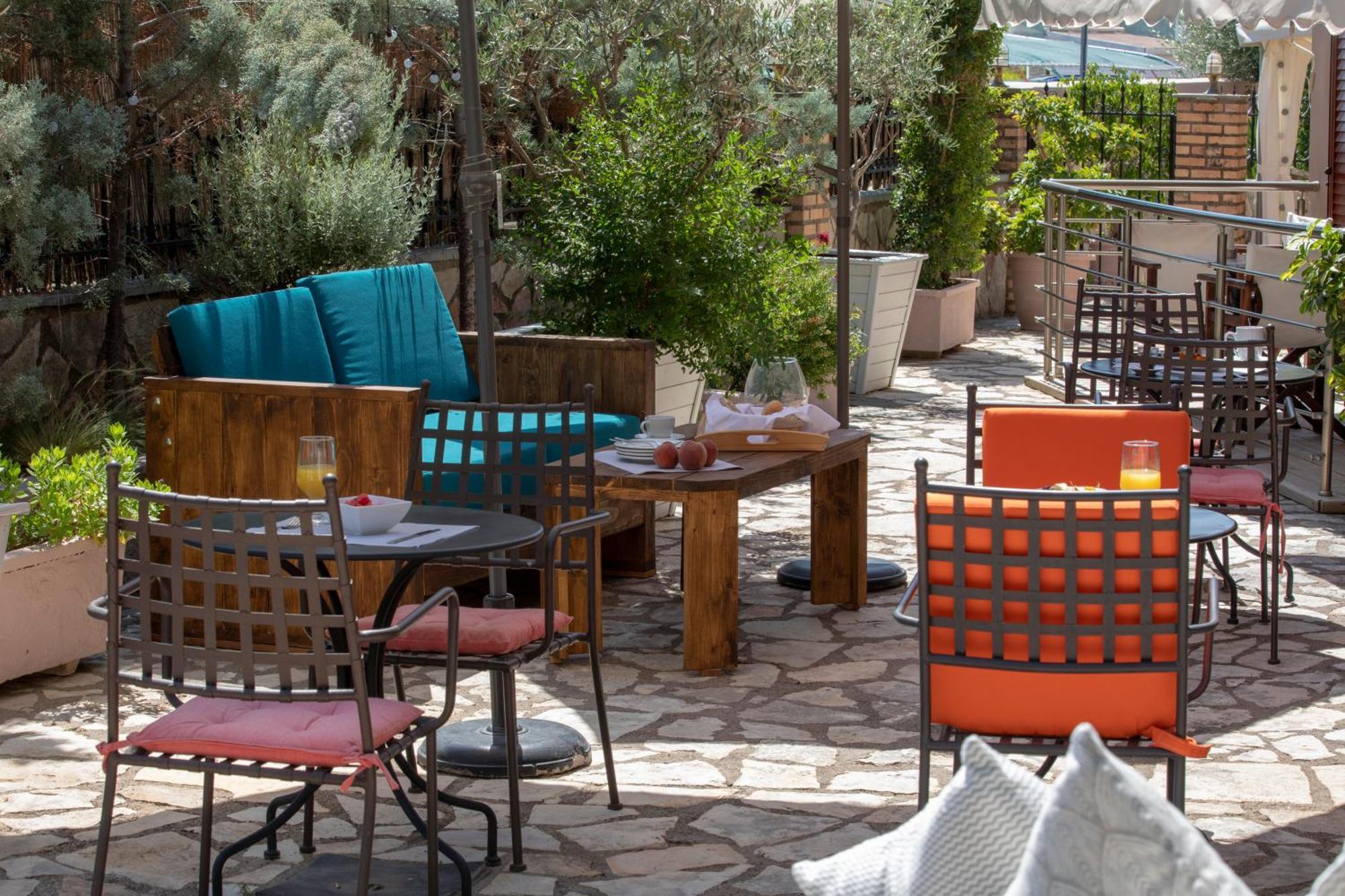 Athina 2* Nydri (Lefkada)