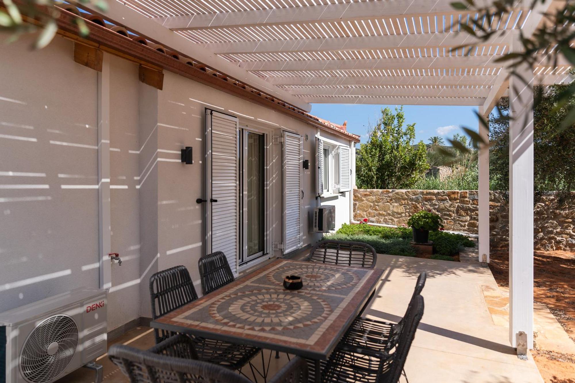 Lithos Hotel Finikounta