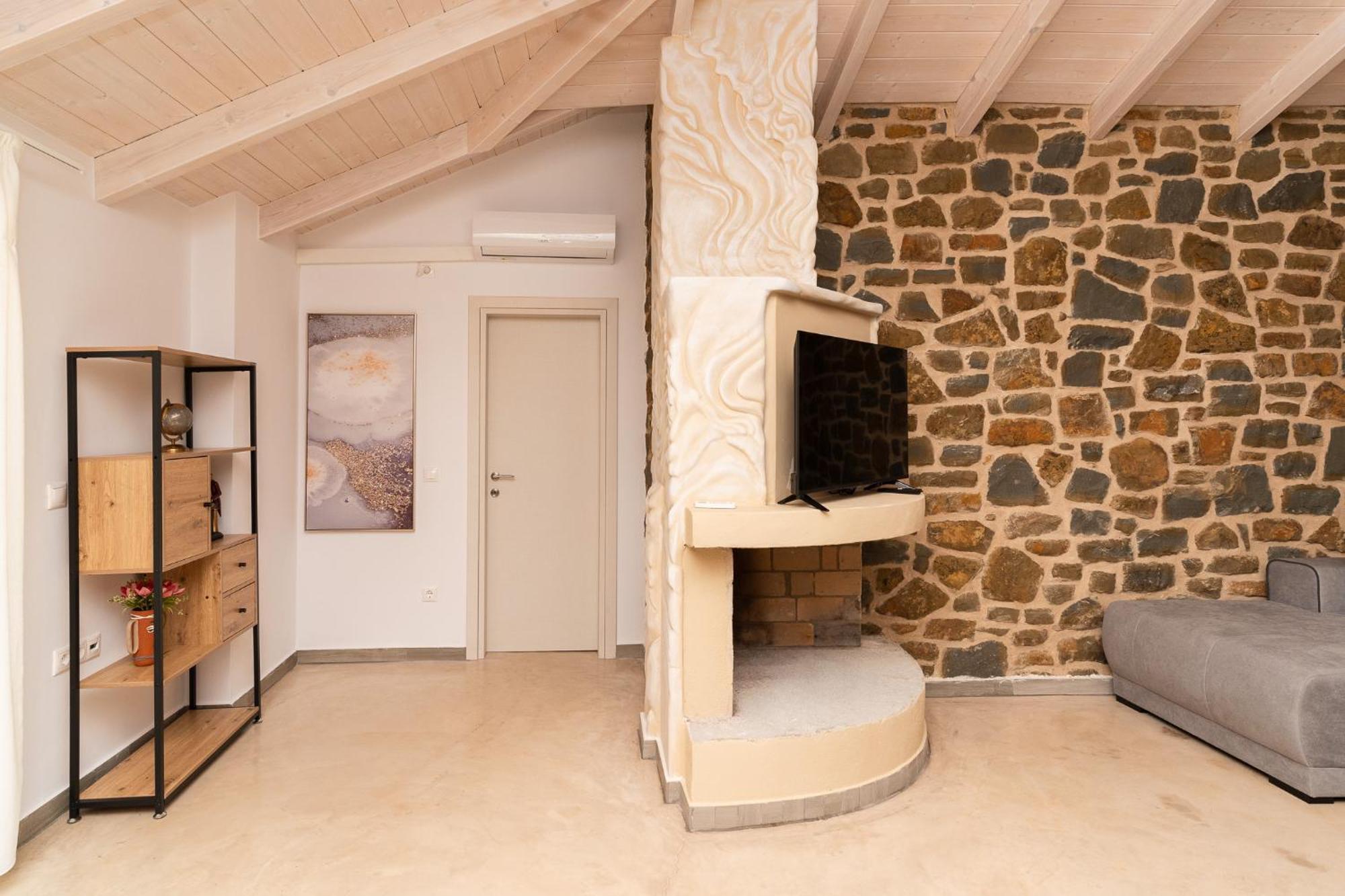 Lithos Hotel Finikounta