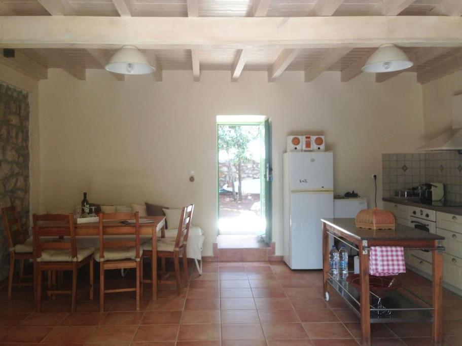 Villa Spacious With View 10 Mins Walk To The