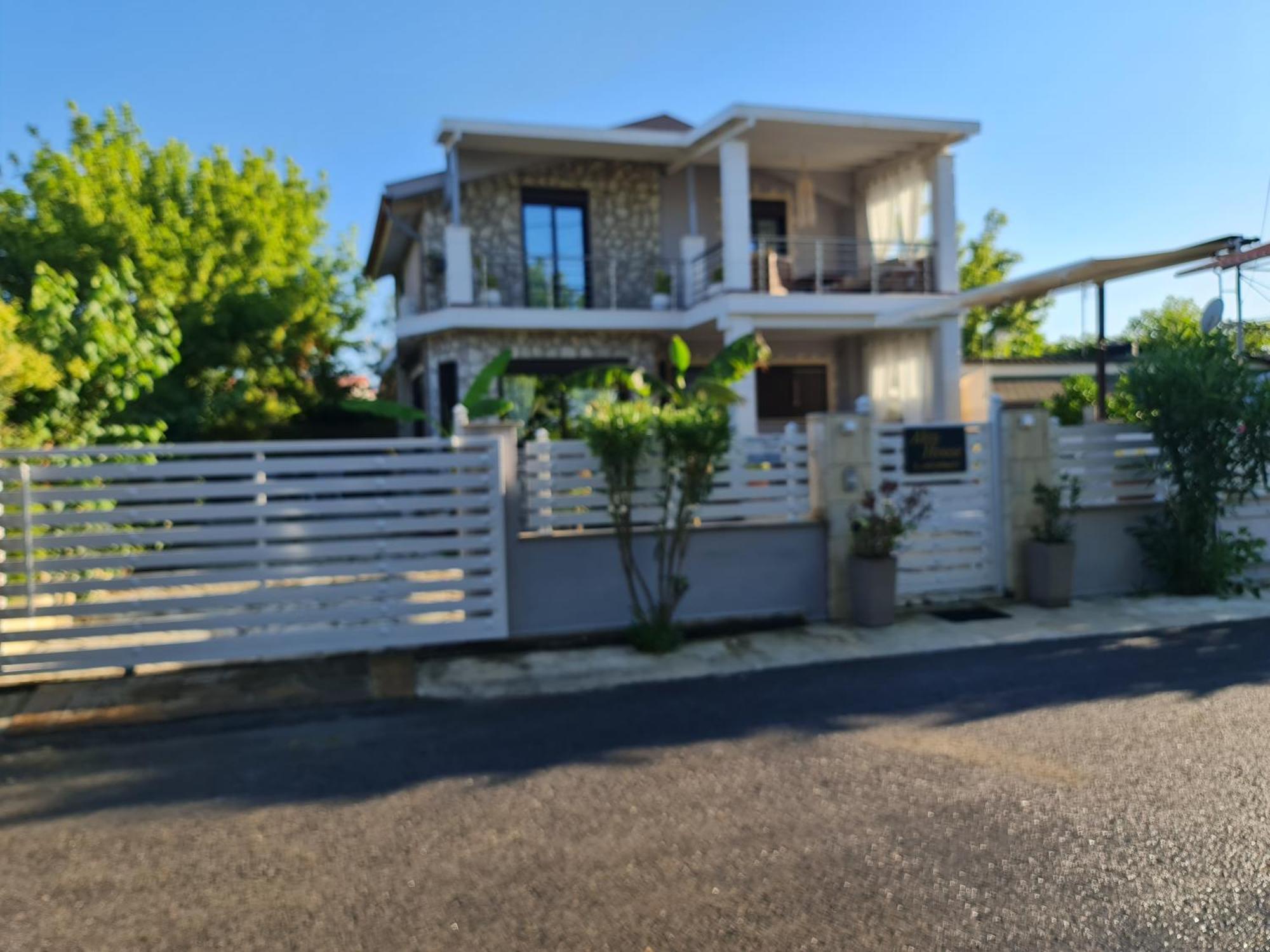 Akis House