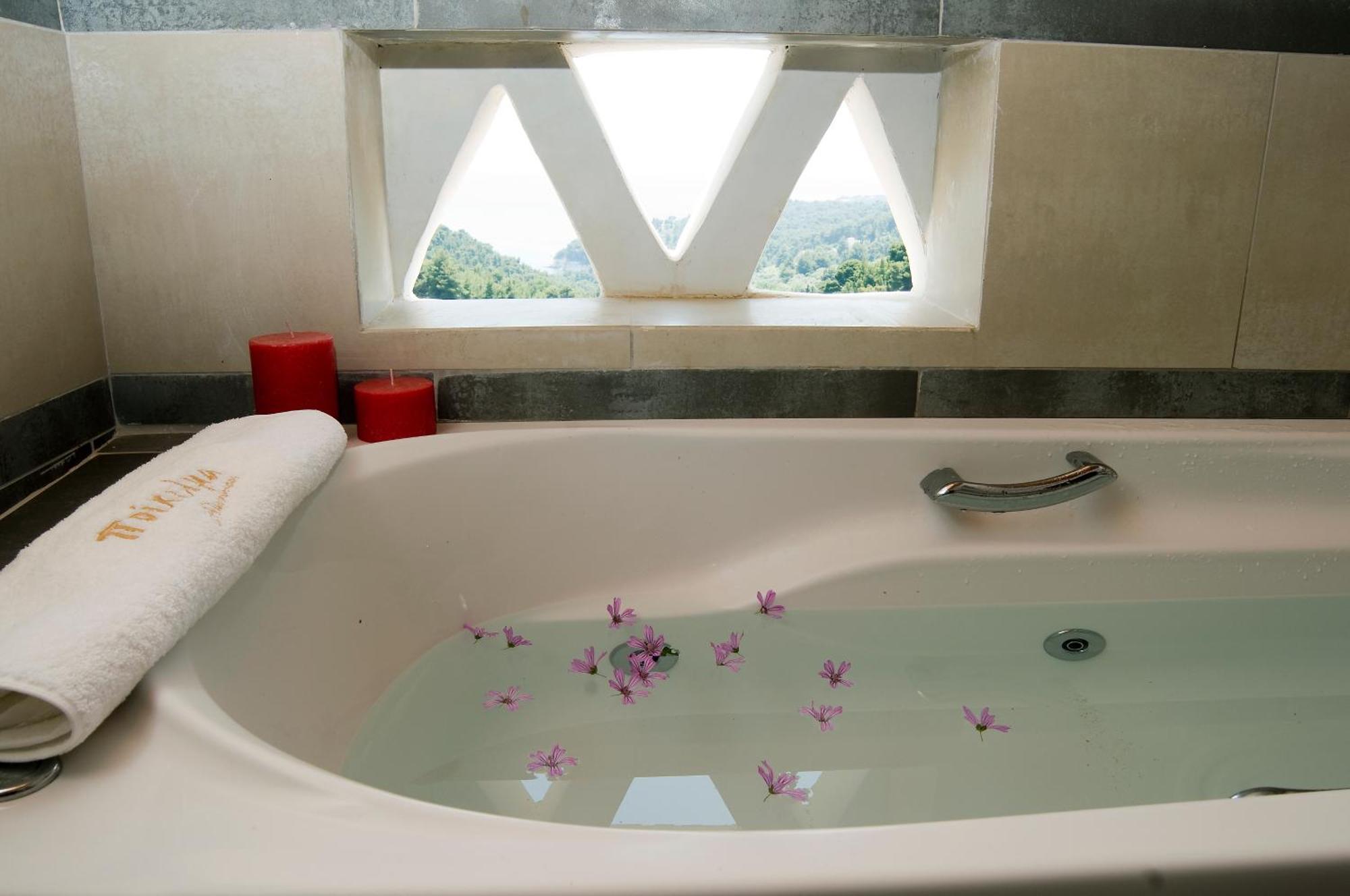 Alonissos Poikilma - Luxury In Alonissos In Nature With Private Pools