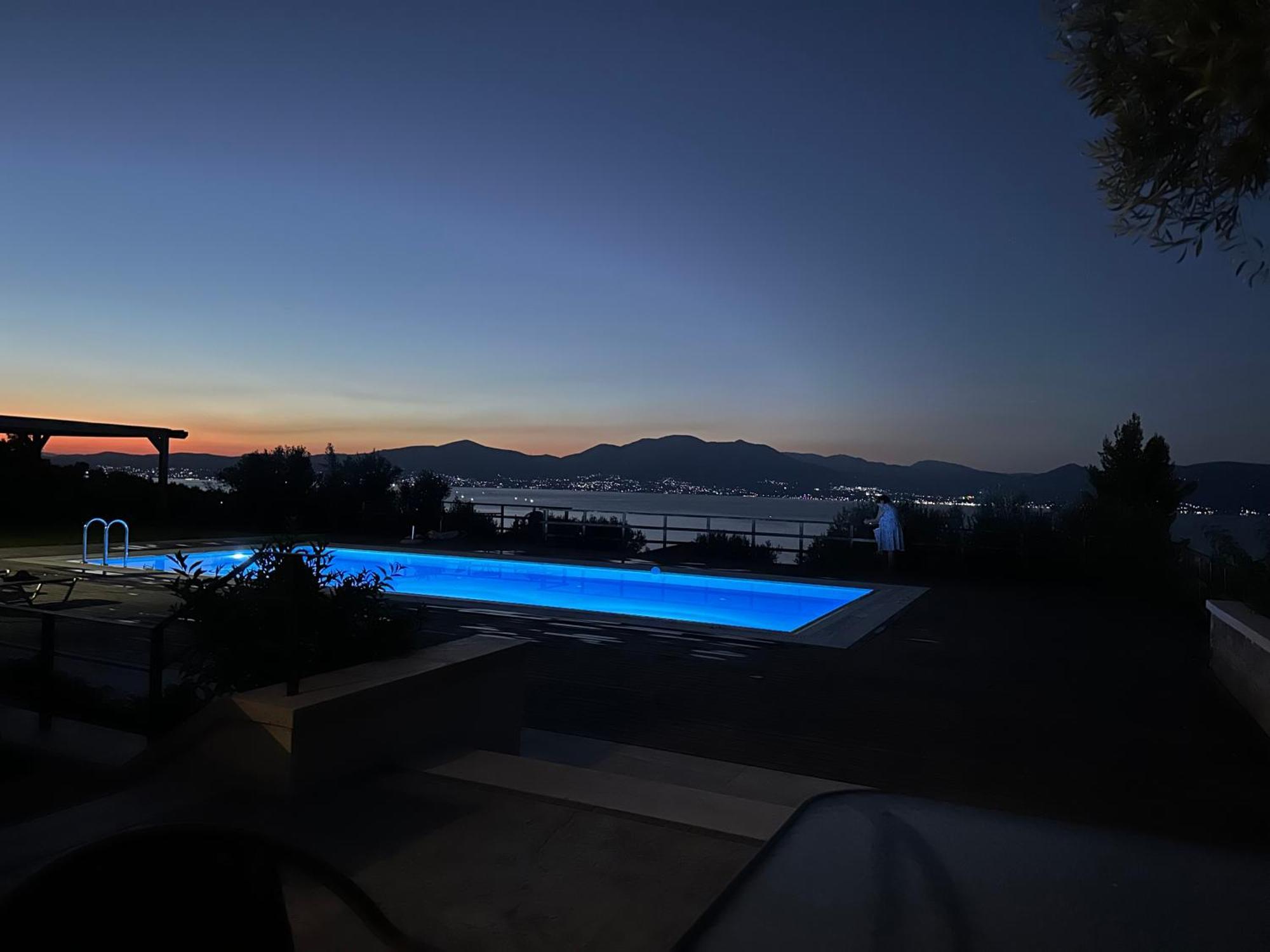 Villa / Sea View And Pool Nearby Athens