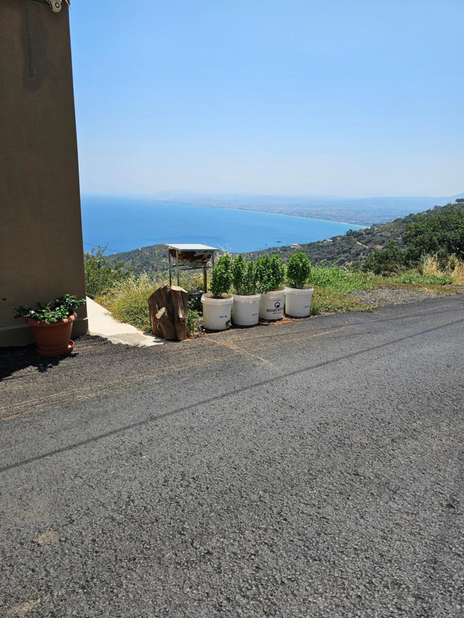 Athene And Emmanouil Place *