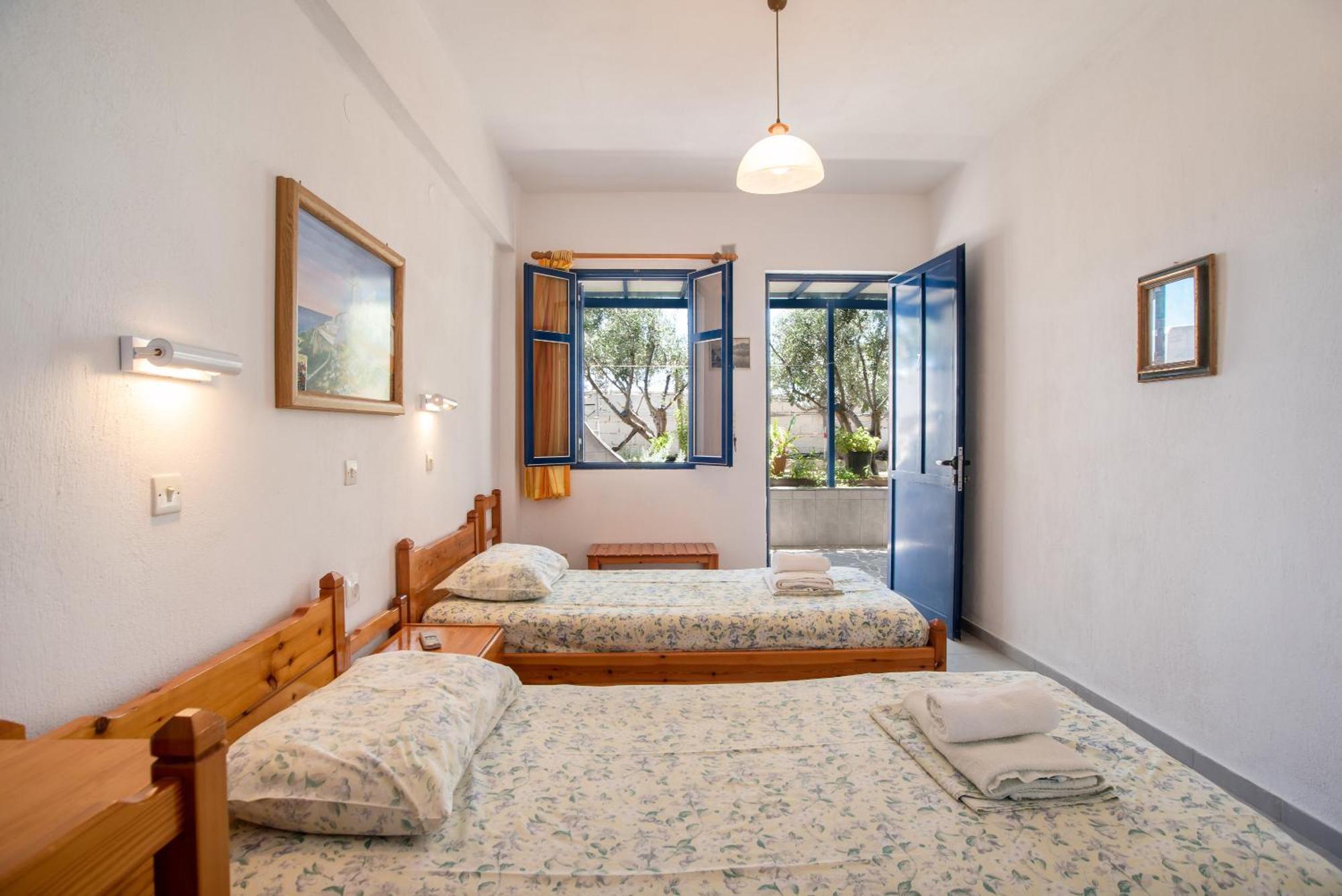 Prombona To Petrino Spiti Guest house Logaras