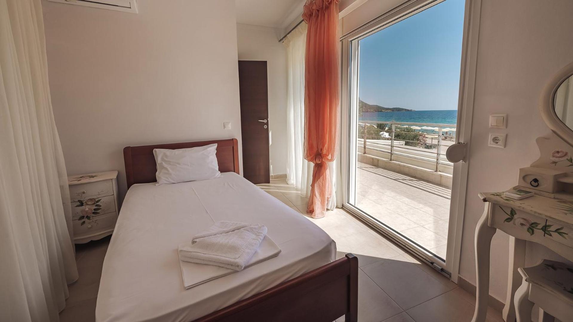 Front Holiday home Toroni