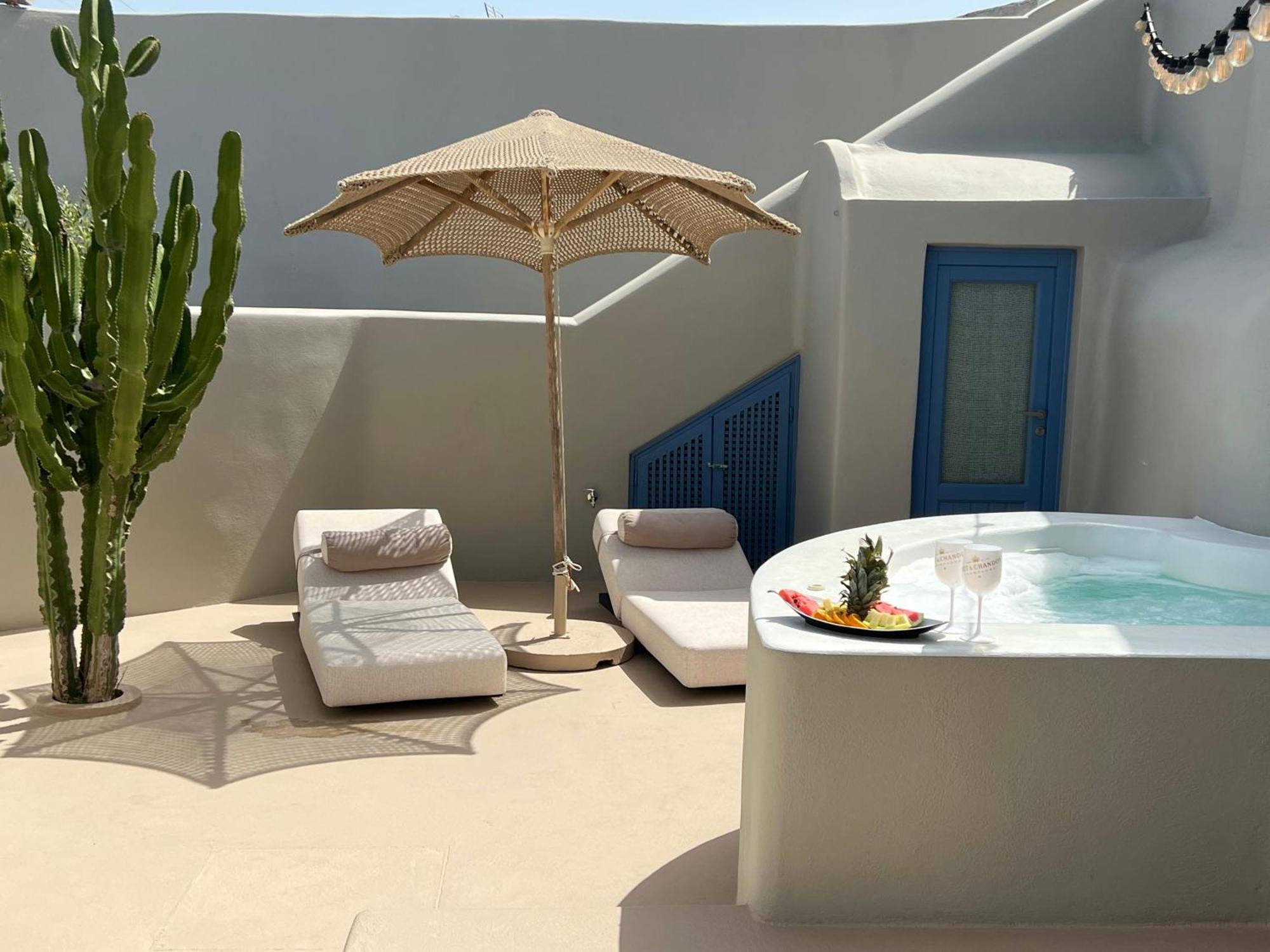 Luna Santorini Pyrgos Kallistis