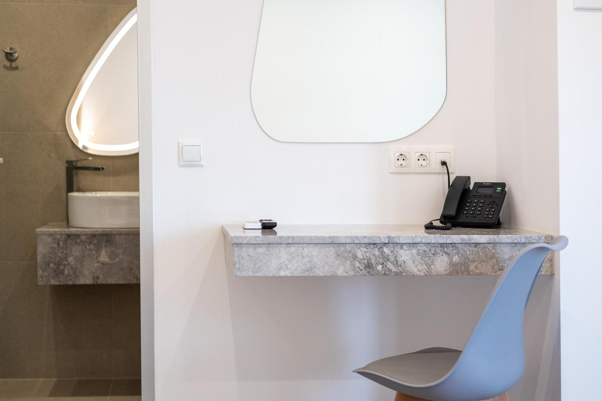 Airscape Free Shuttle From Athen's Airport Hotel *