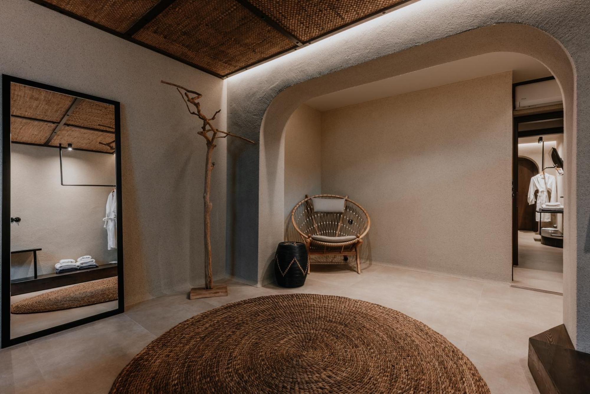 Onym Curated * Plaka (Naxos)