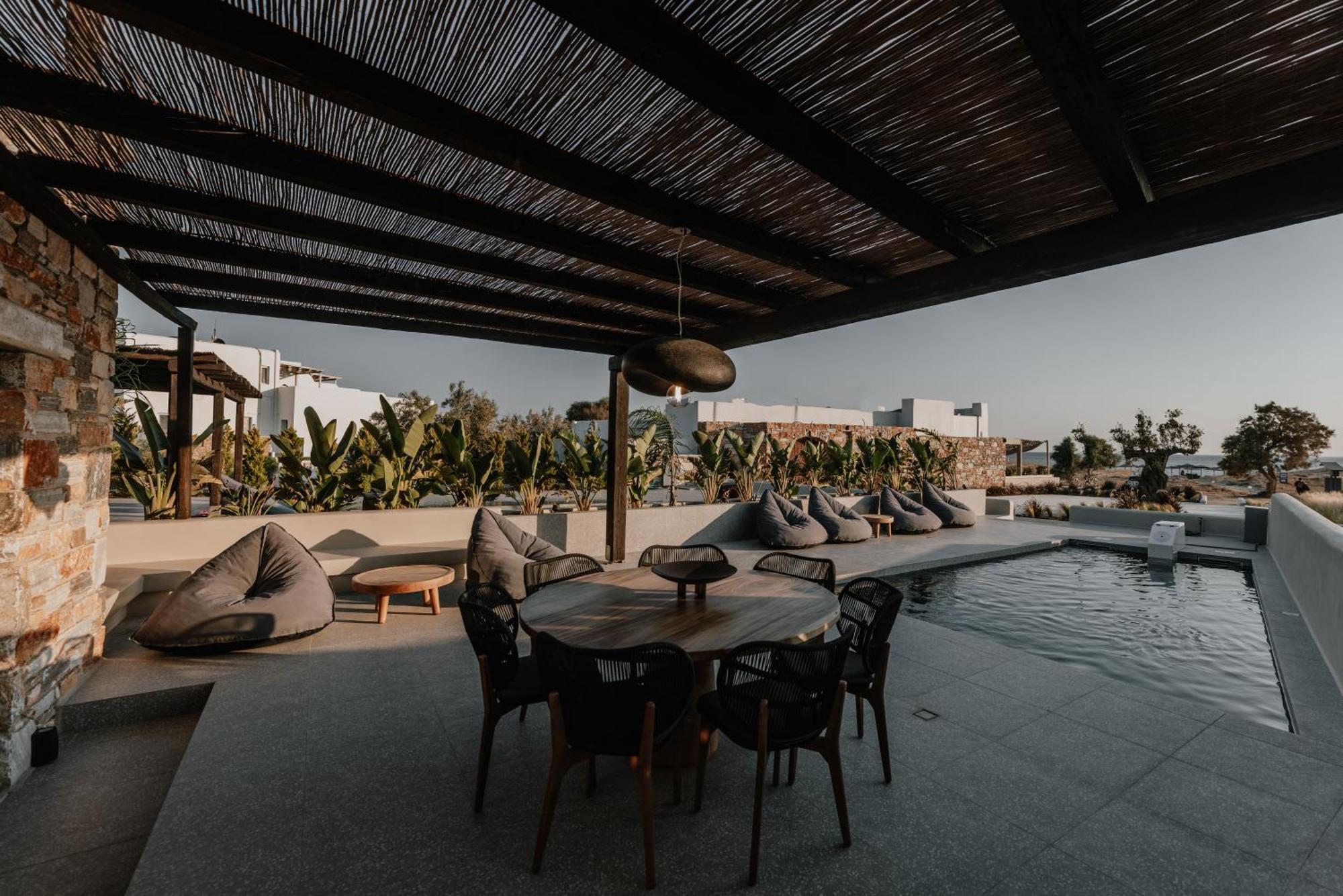 Villa Onym Curated