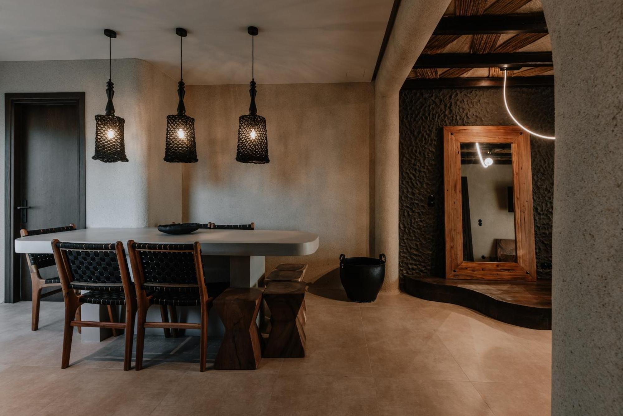 Villa Onym Curated