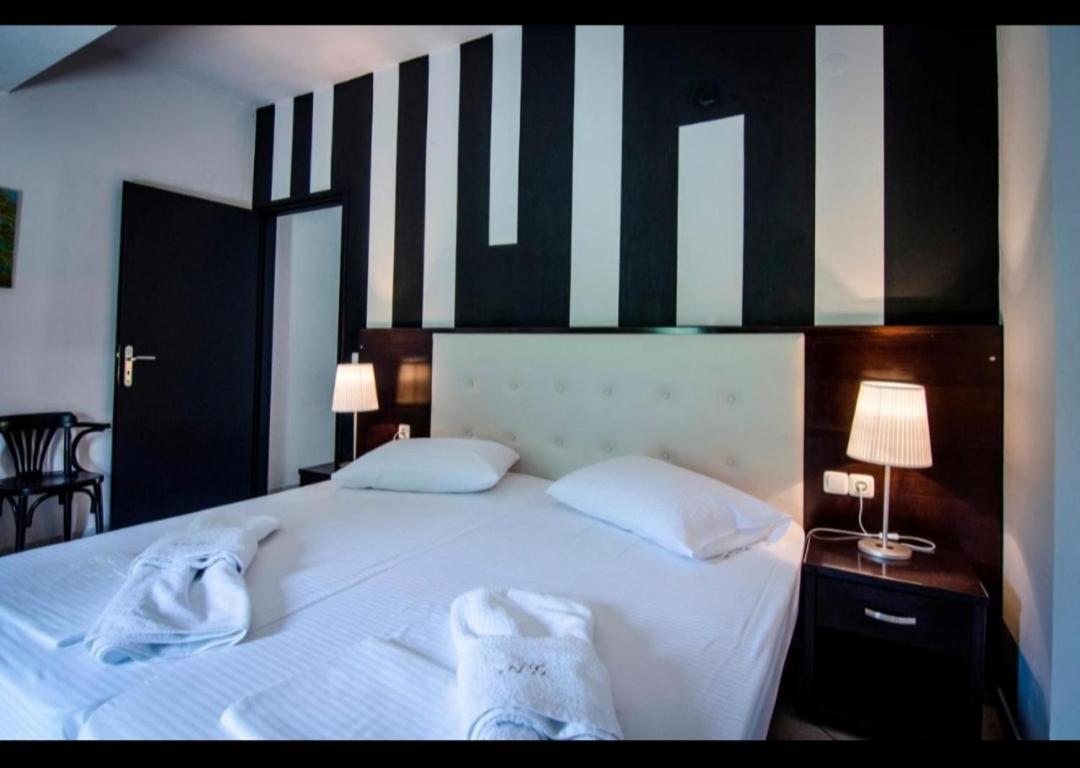Aristidis Garden Aparthotel