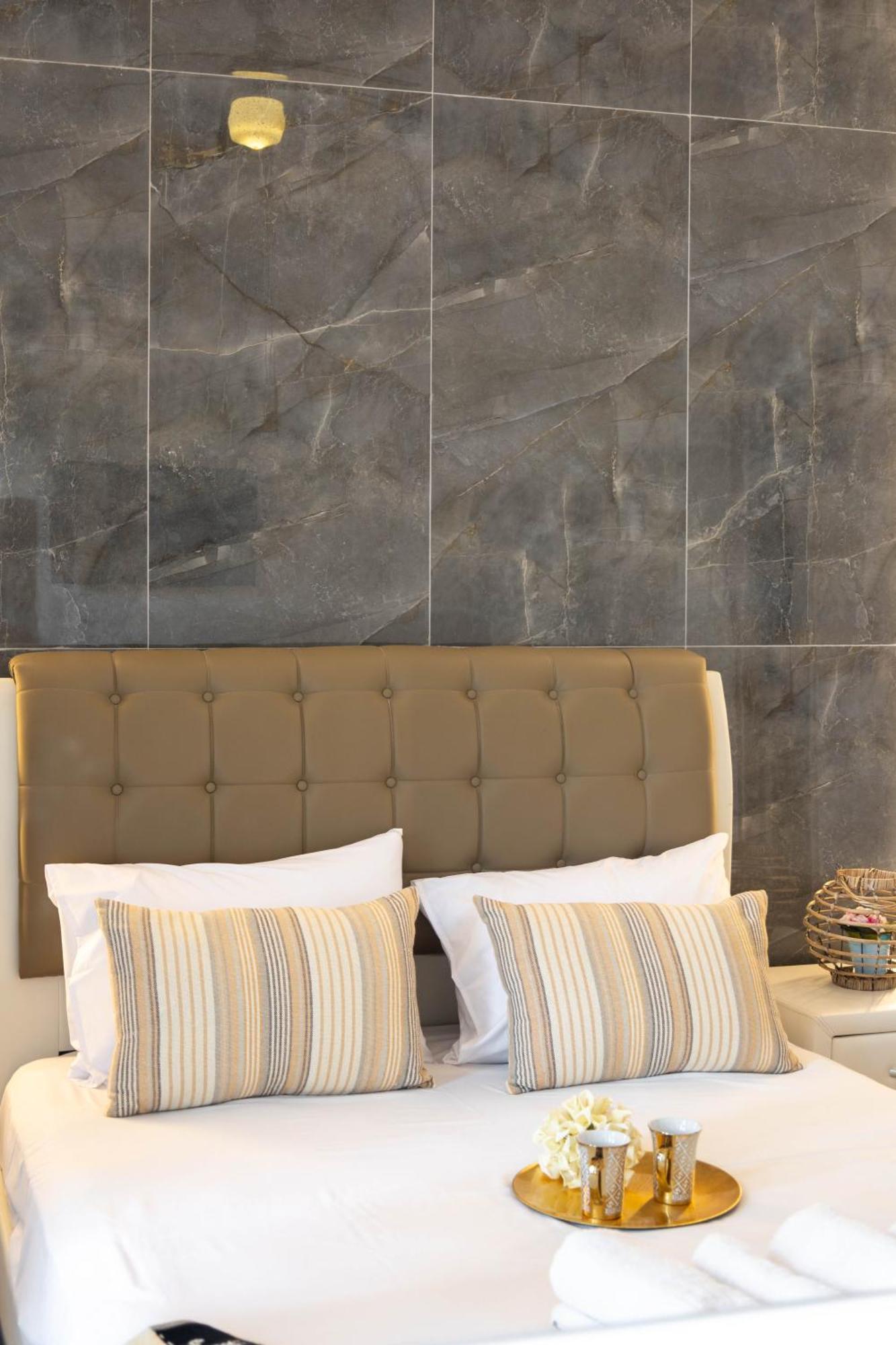 Apartment Hotel12 *
