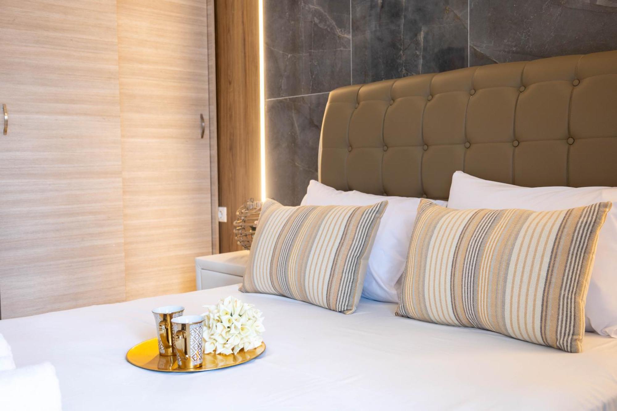 Hotel12 *