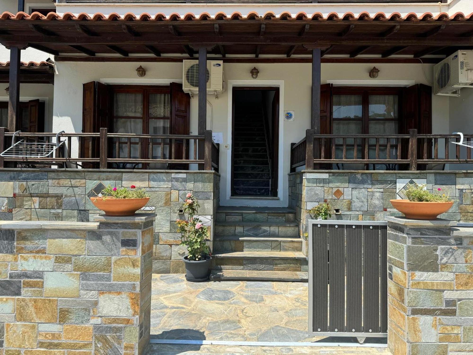 Tanias House *