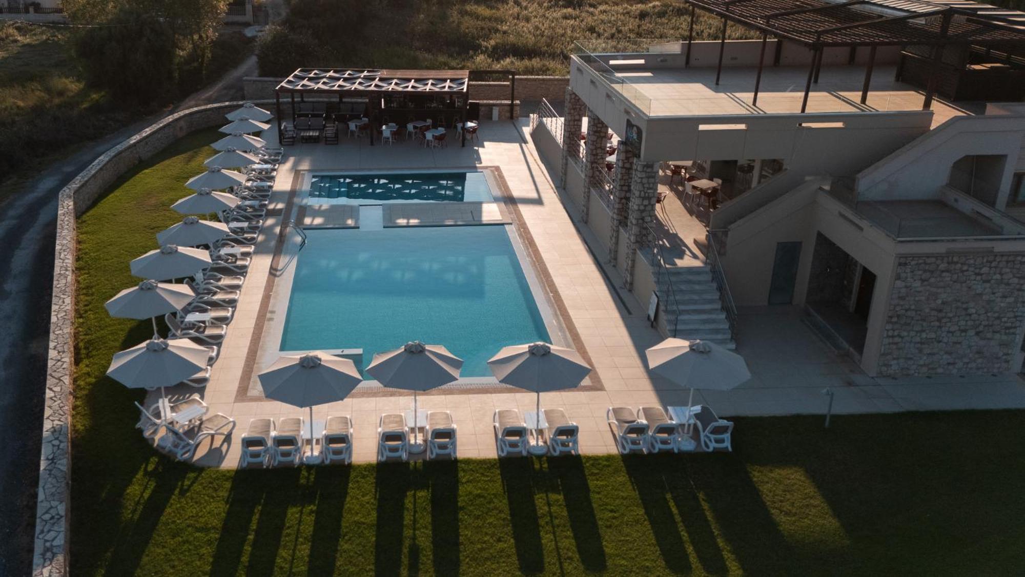 Niriides Luxury Villas Hotel 3*