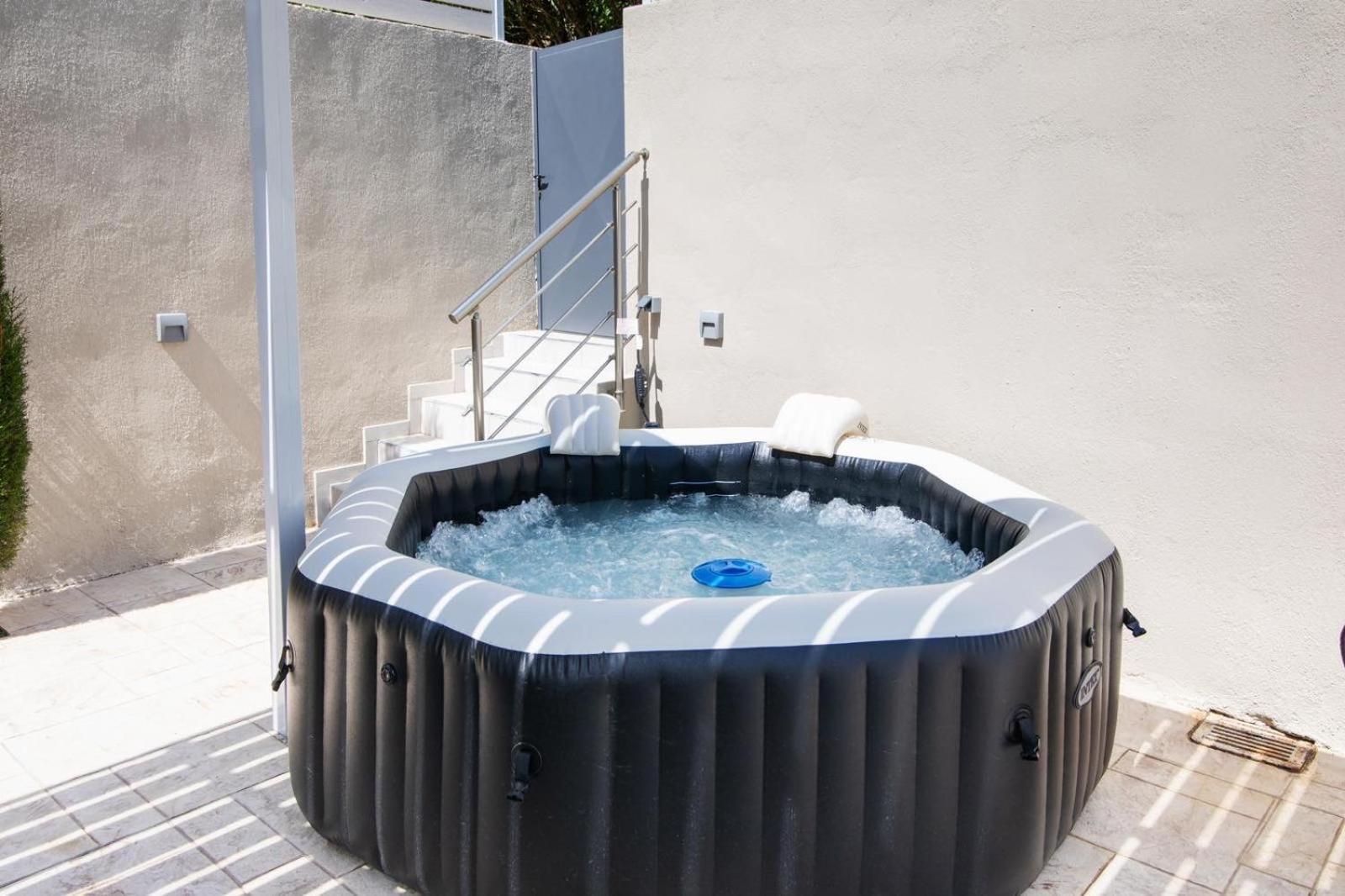 White Swan With Private Pool And Jacuzzi Villa *