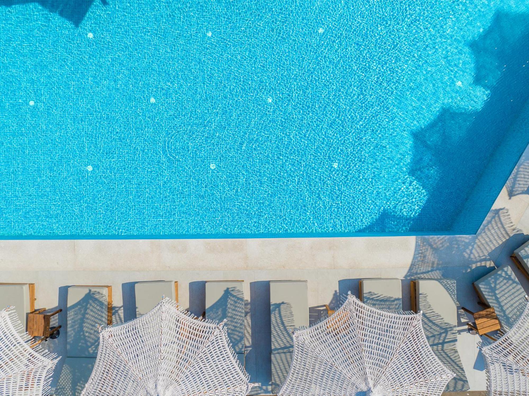 Villa Aethrion & *