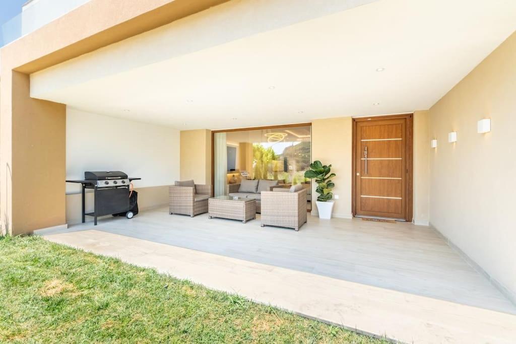 Vasillis Villa Vitalades