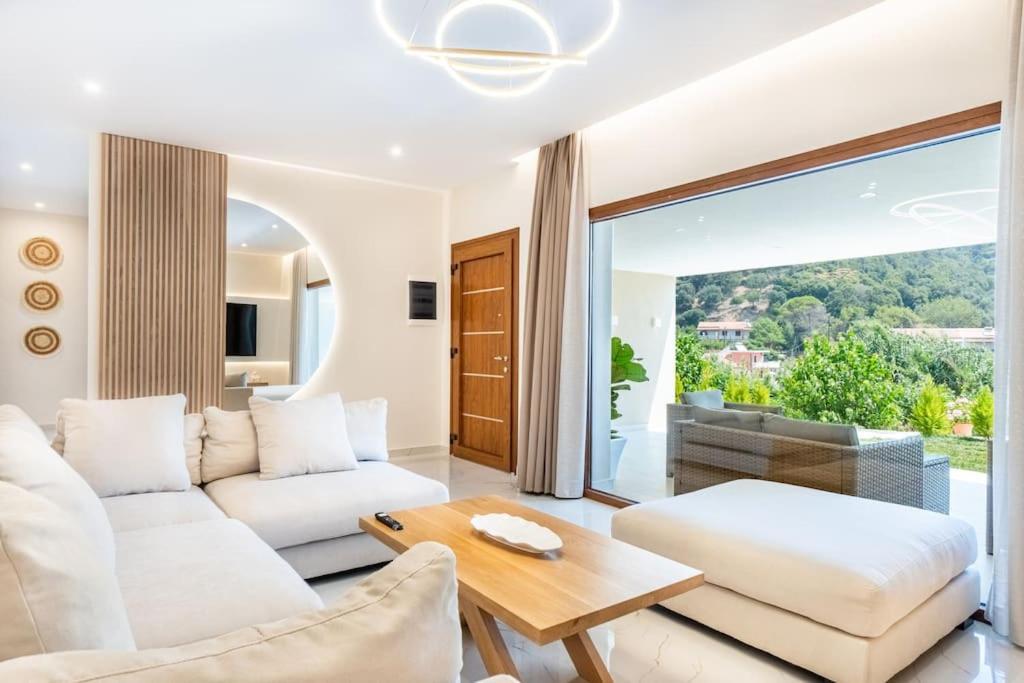 Vasillis Villa Vitalades