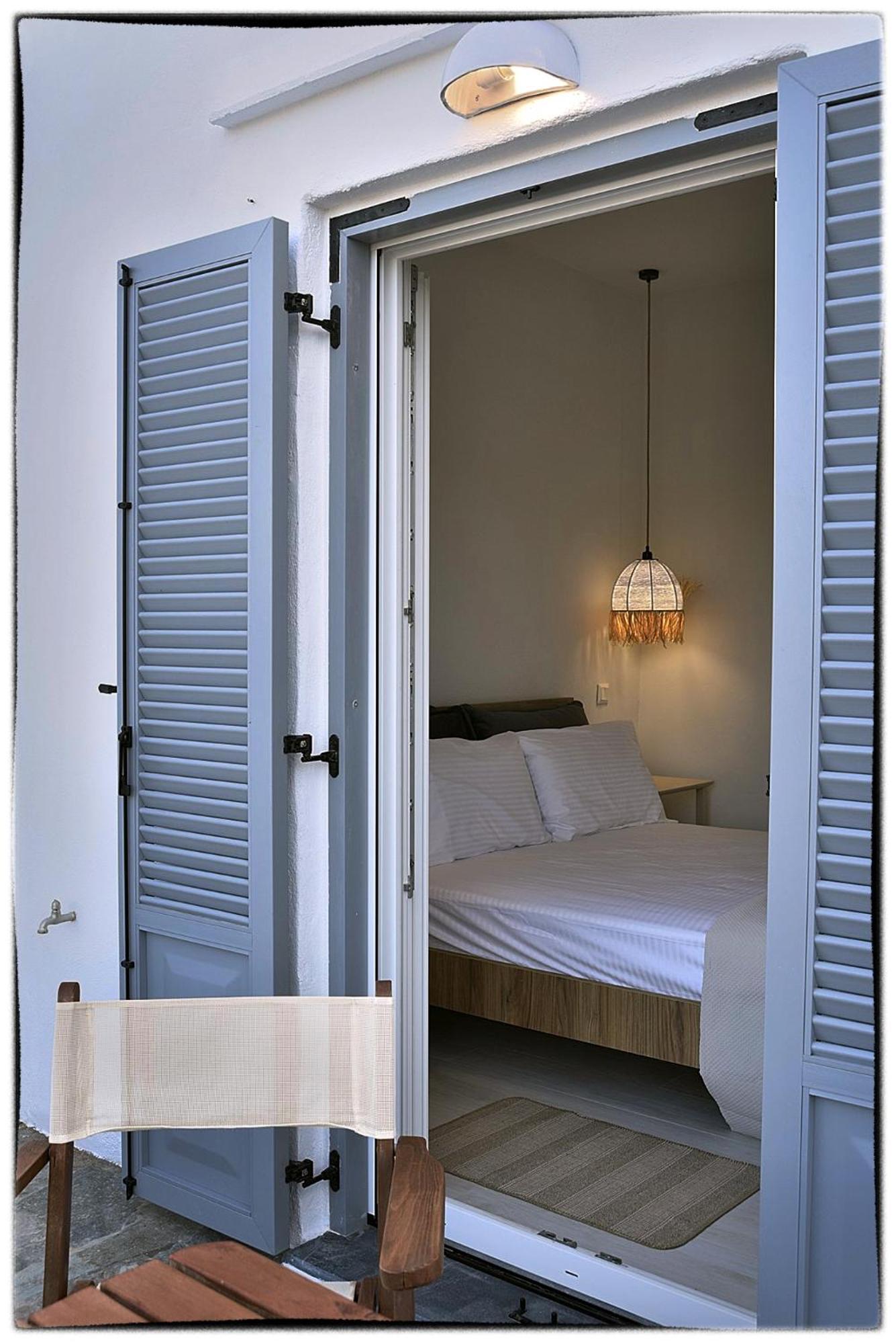 Theasis Sifnos *