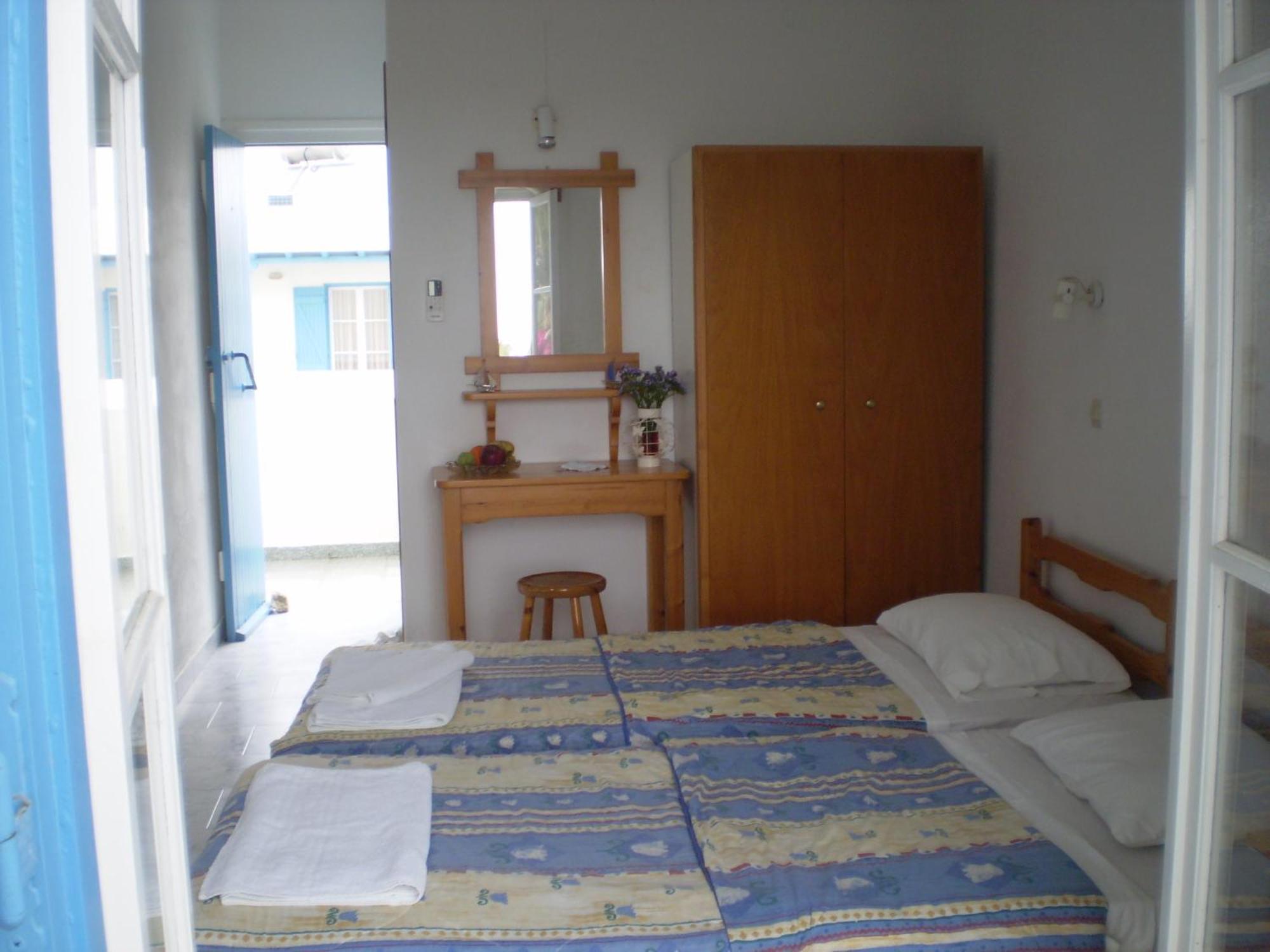 Studios Parian Blu Logaras