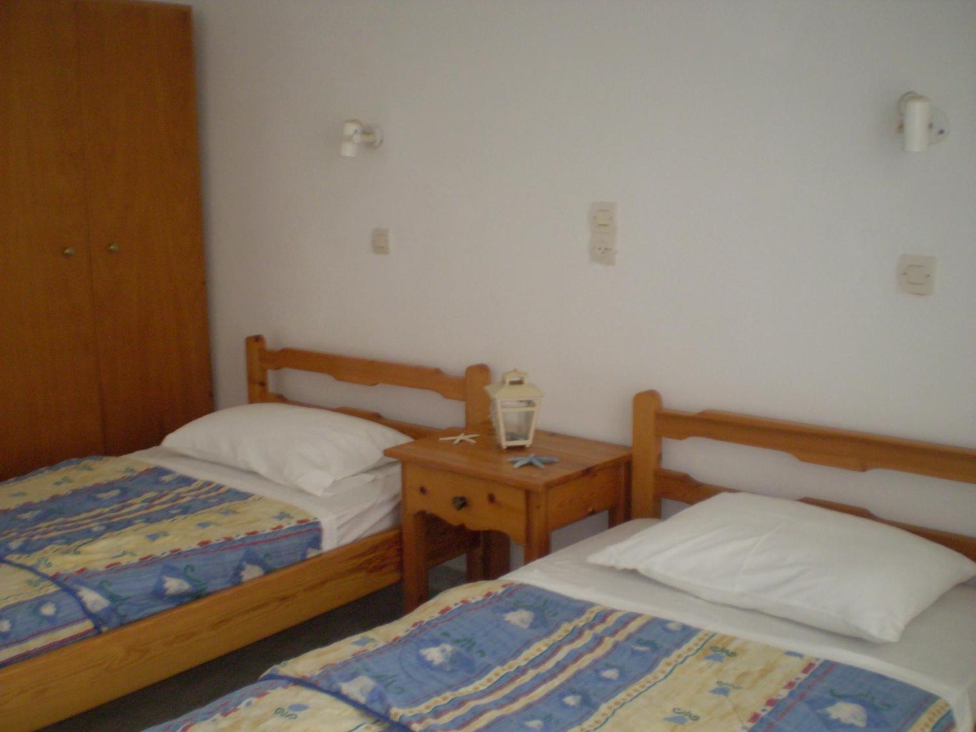 Studios Parian Blu Logaras