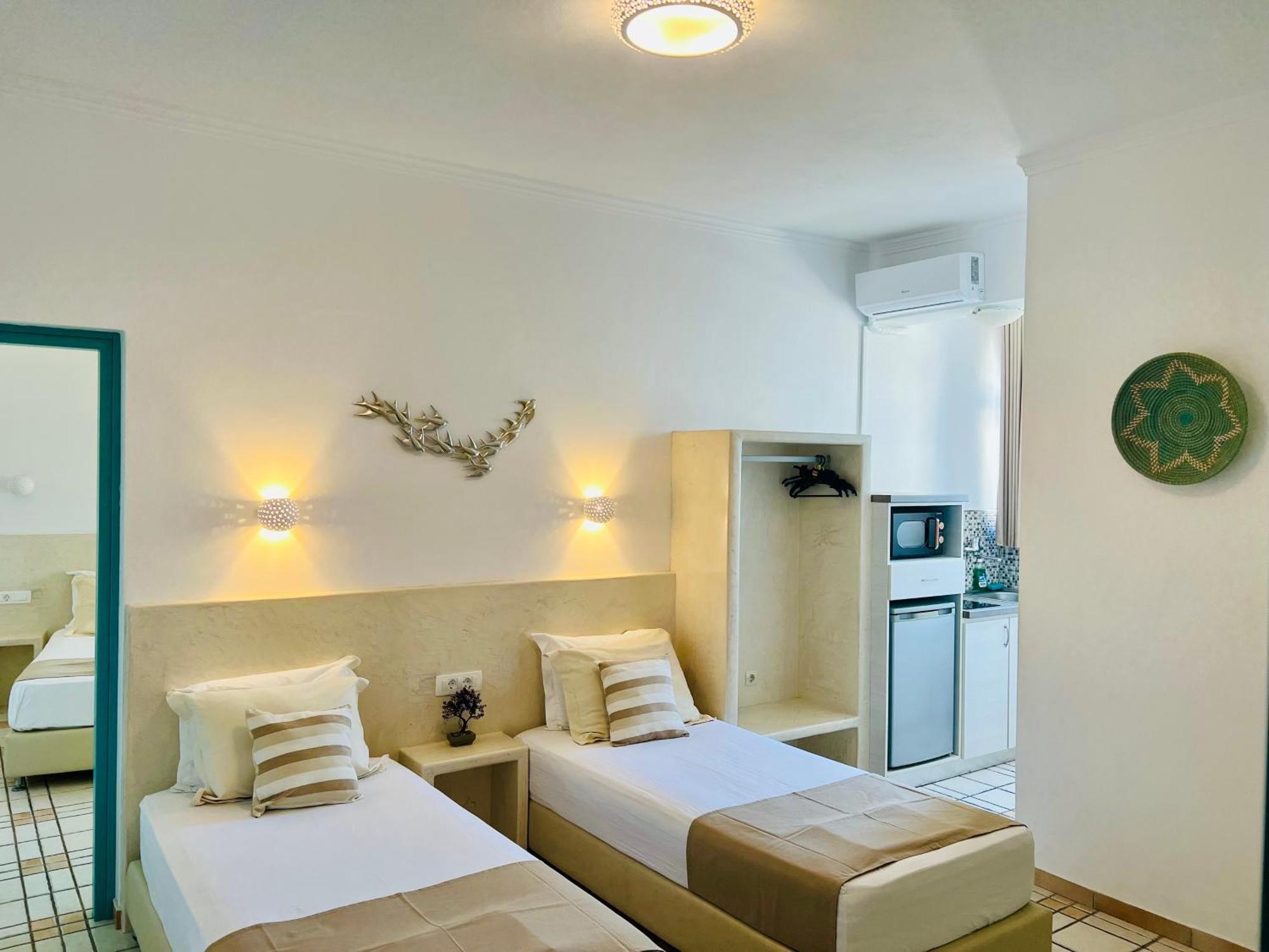 Arapiou 3* Perivolos (Santorini)