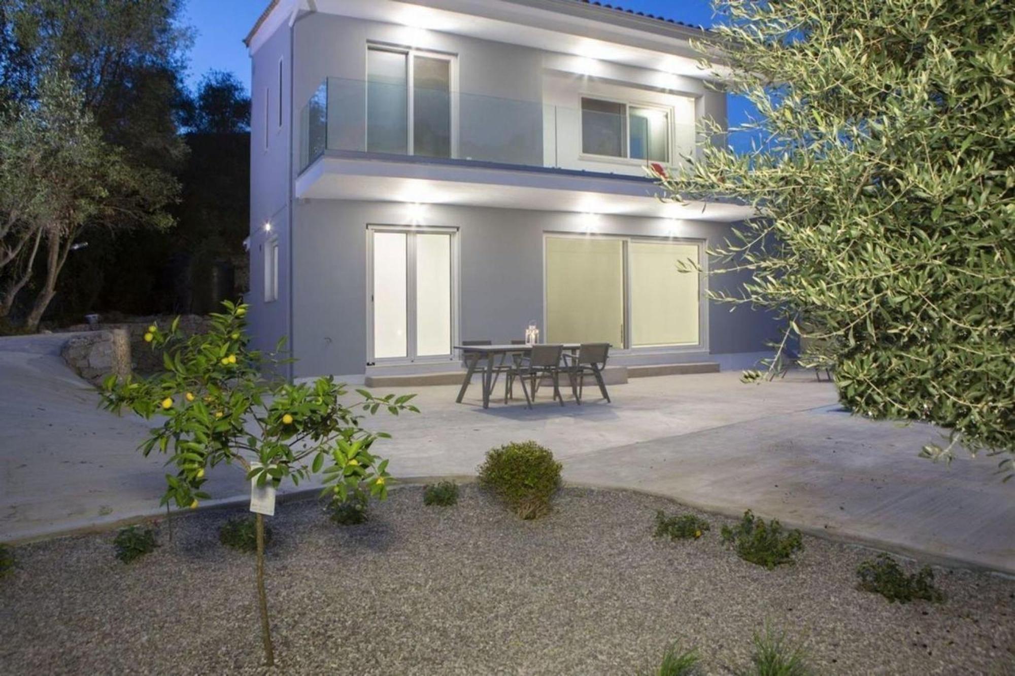 Villa Harriet - With Sea View And Near The Sea
