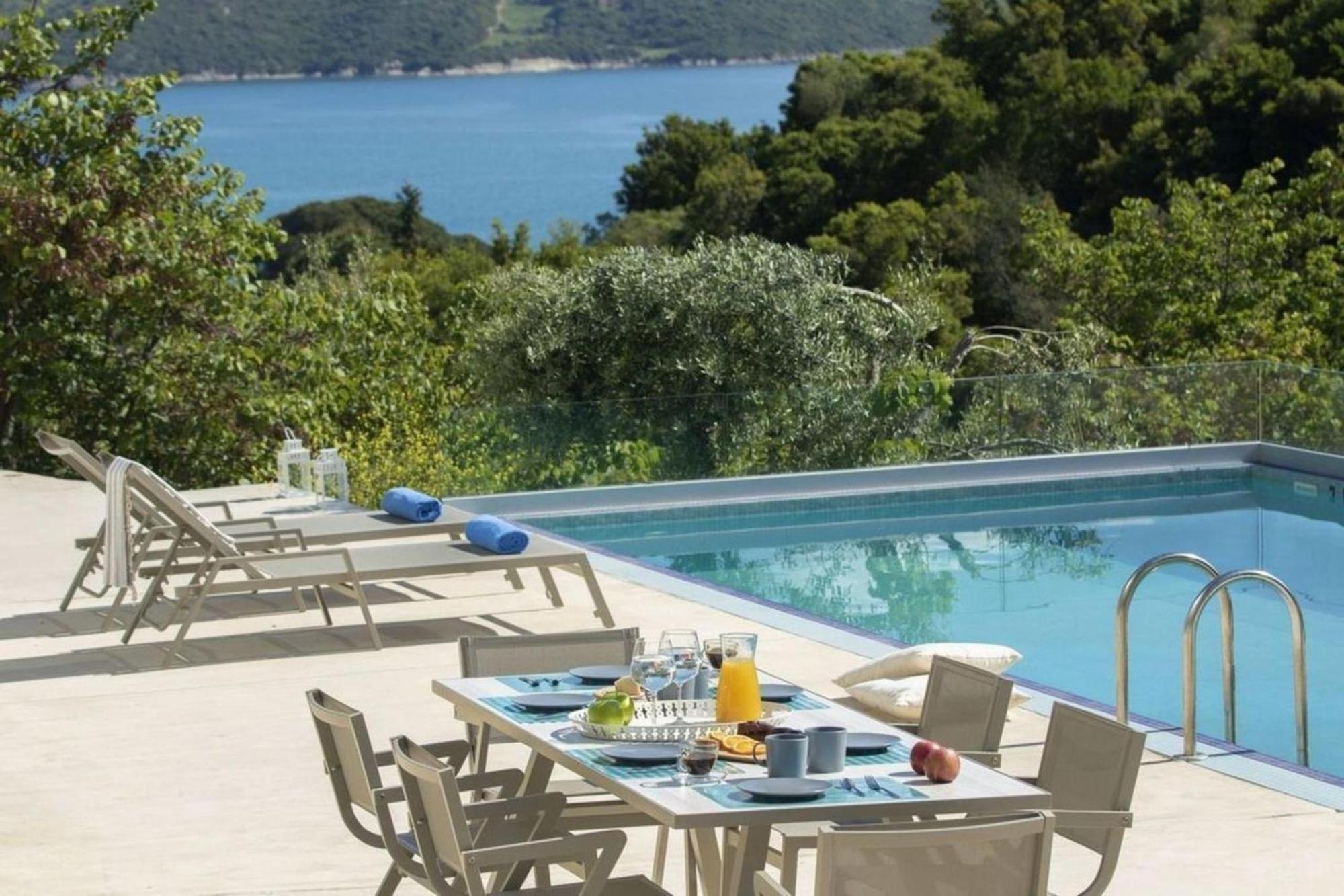 Villa Harriet - With Sea View And Near The Sea