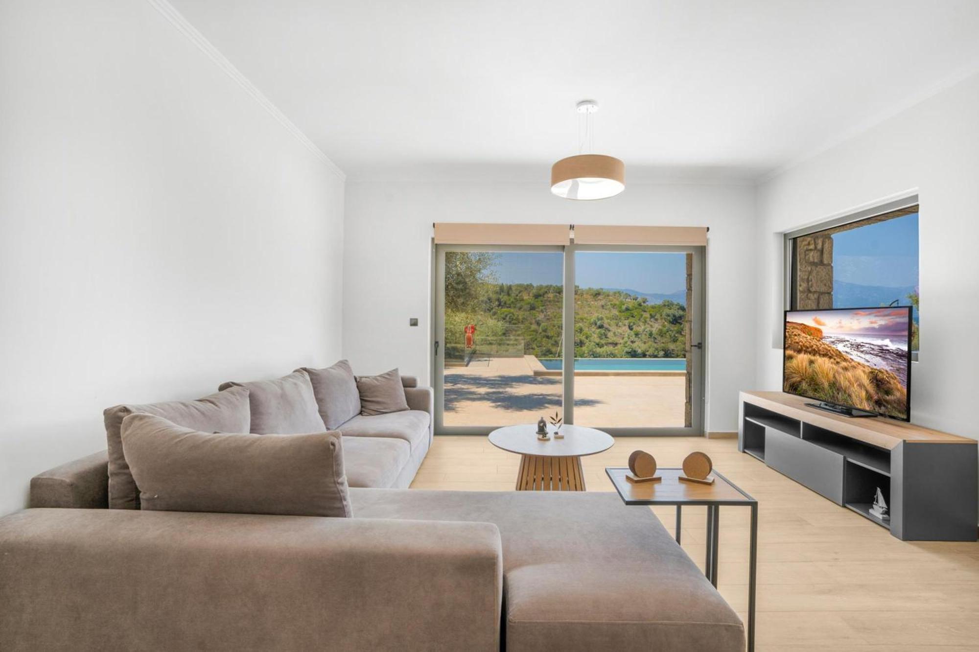 Chriselia - 3 Bedrooms With Sea Access