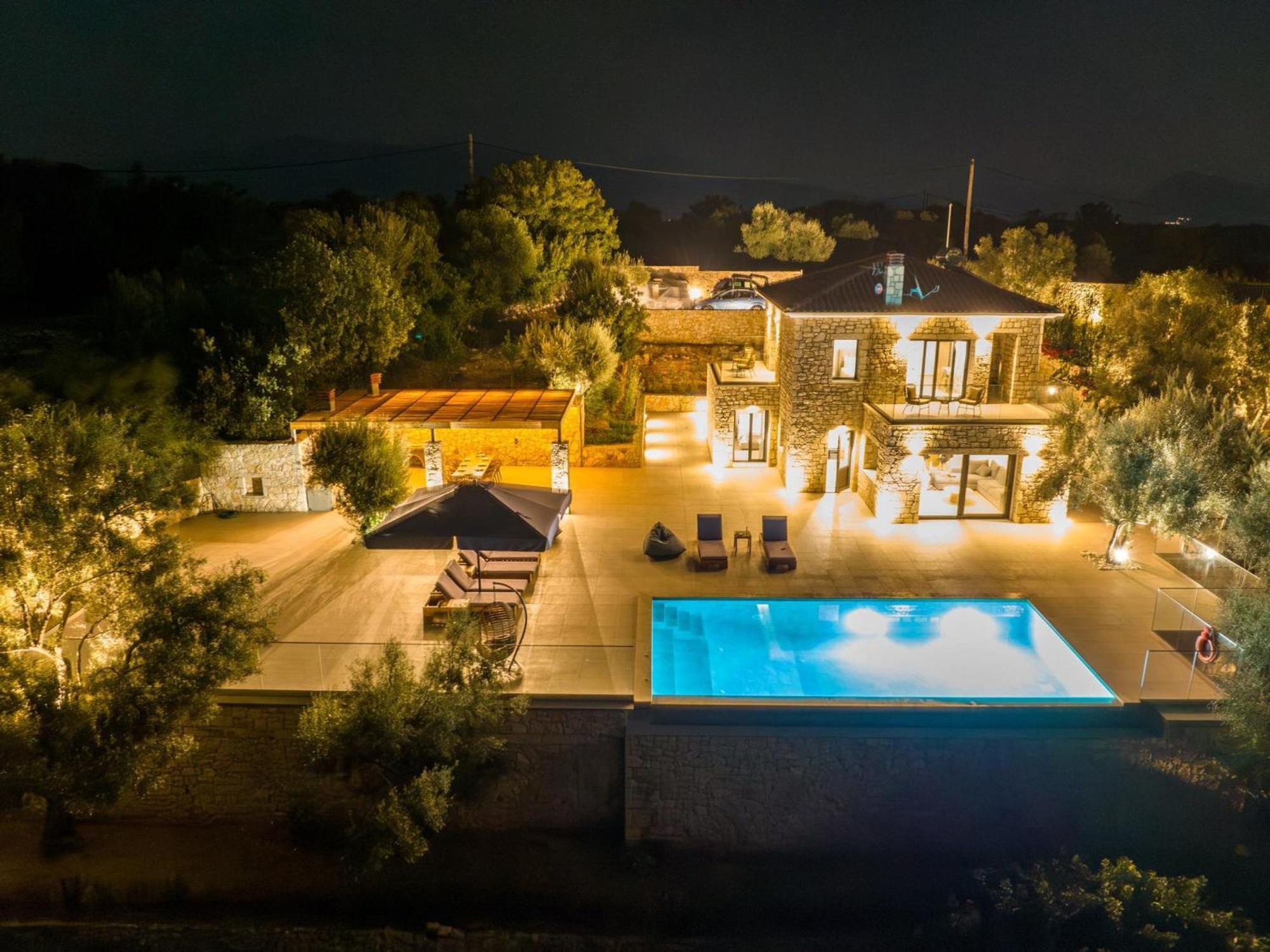 Villa Chriselia - 3 Bedrooms With Sea Access *
