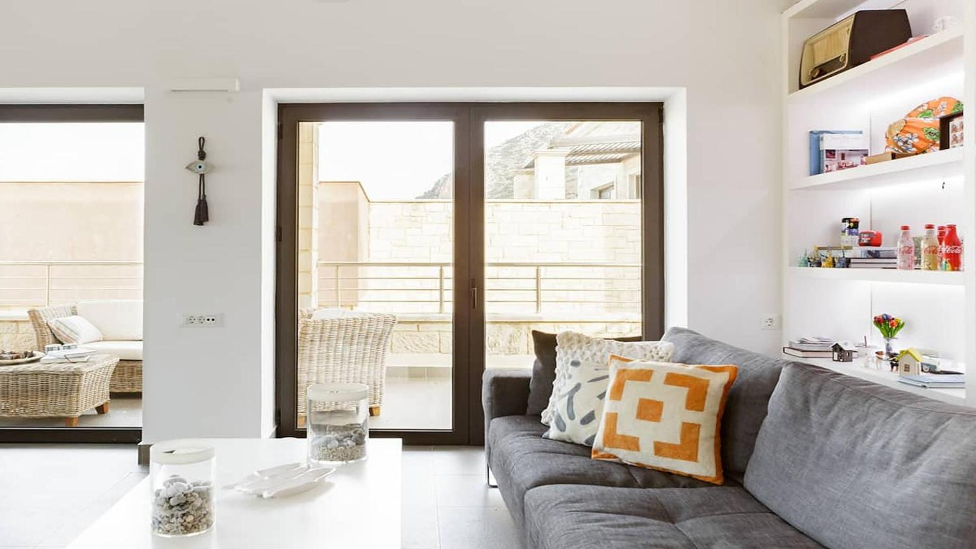 Contemporary Maisonette With Sea View Roof Terrace *