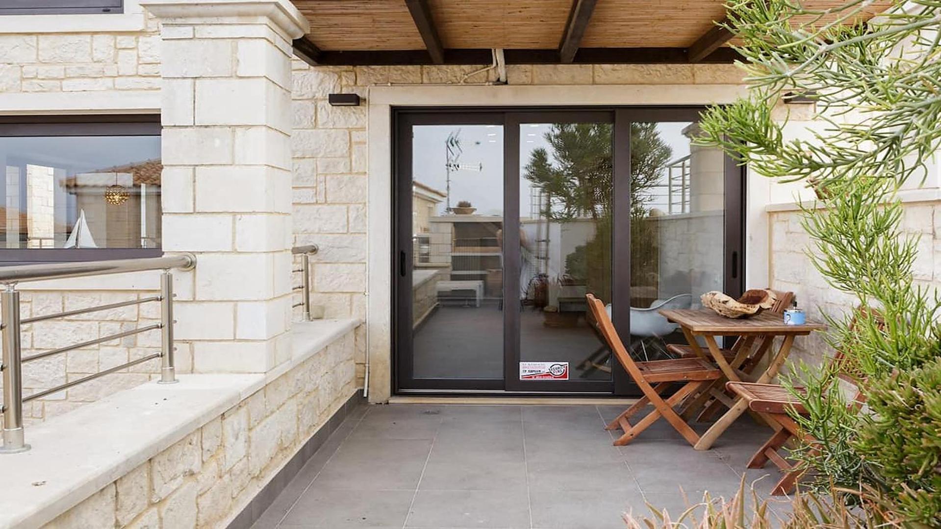 Contemporary Maisonette With Sea View Roof Terrace