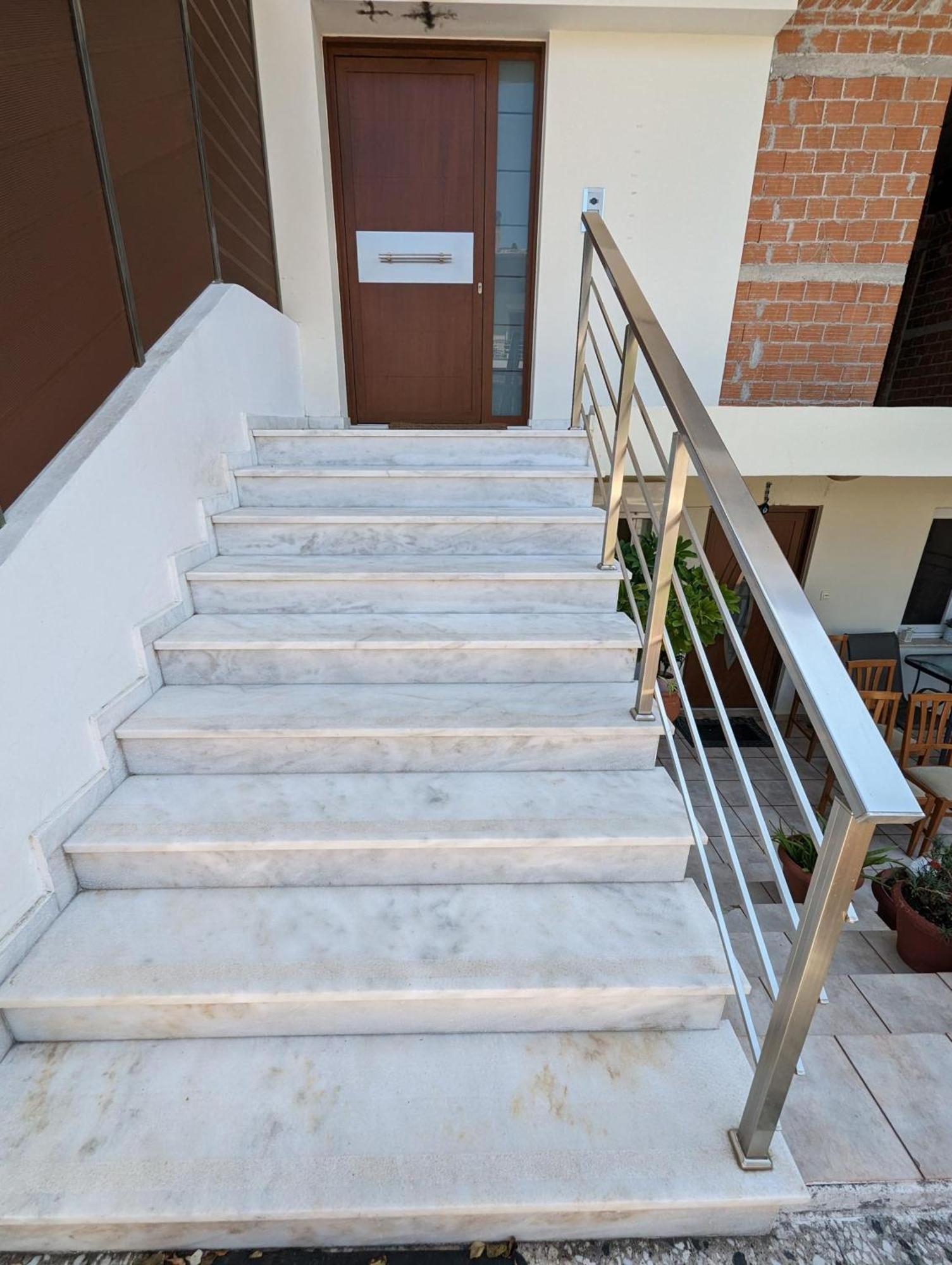 Samaras In Apartment Kamena Vourla