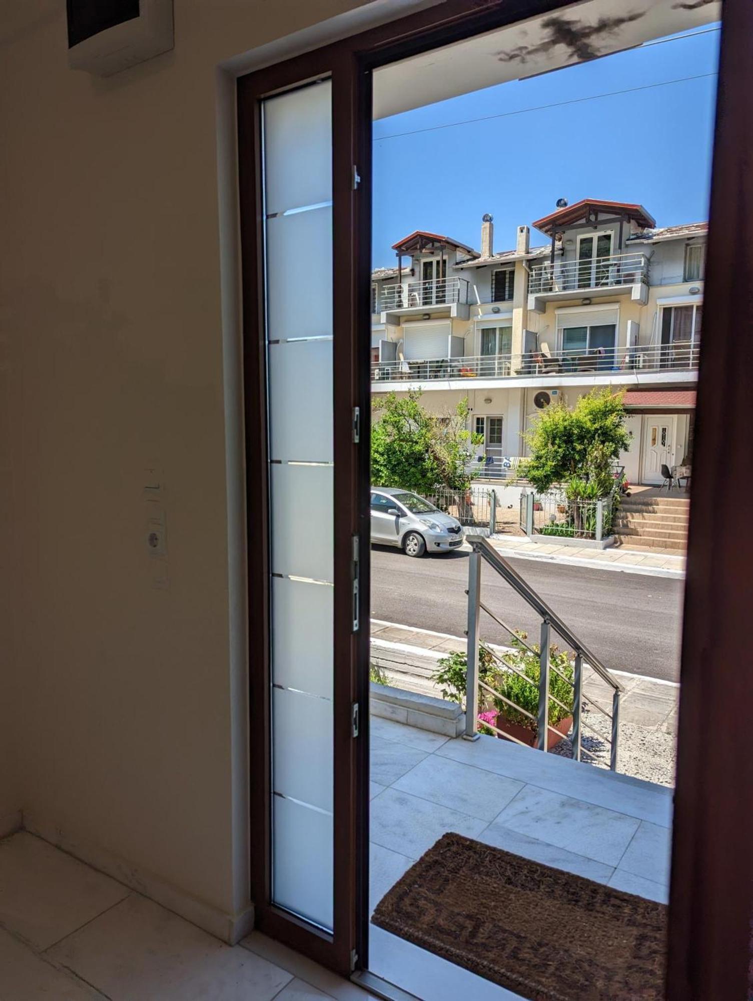 Samaras In Apartment
