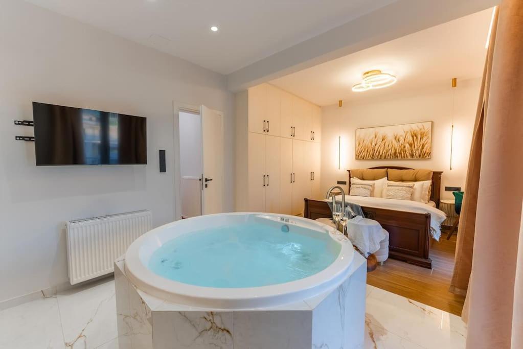 Luxury 4bdrm Penthouse With Jacuzzi Near Acropolis Apartment *