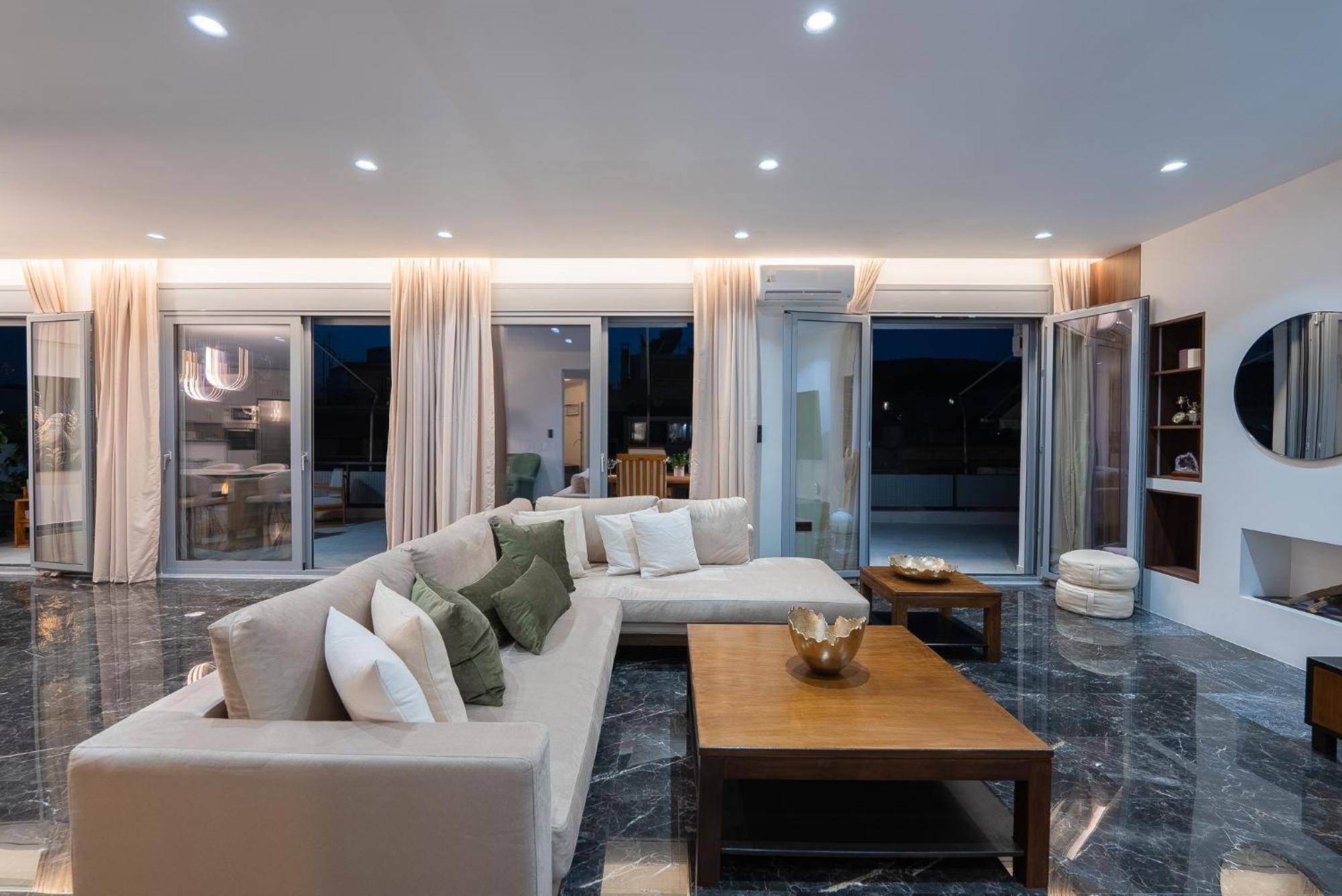 Luxury 4bdrm Penthouse With Jacuzzi Near Acropolis