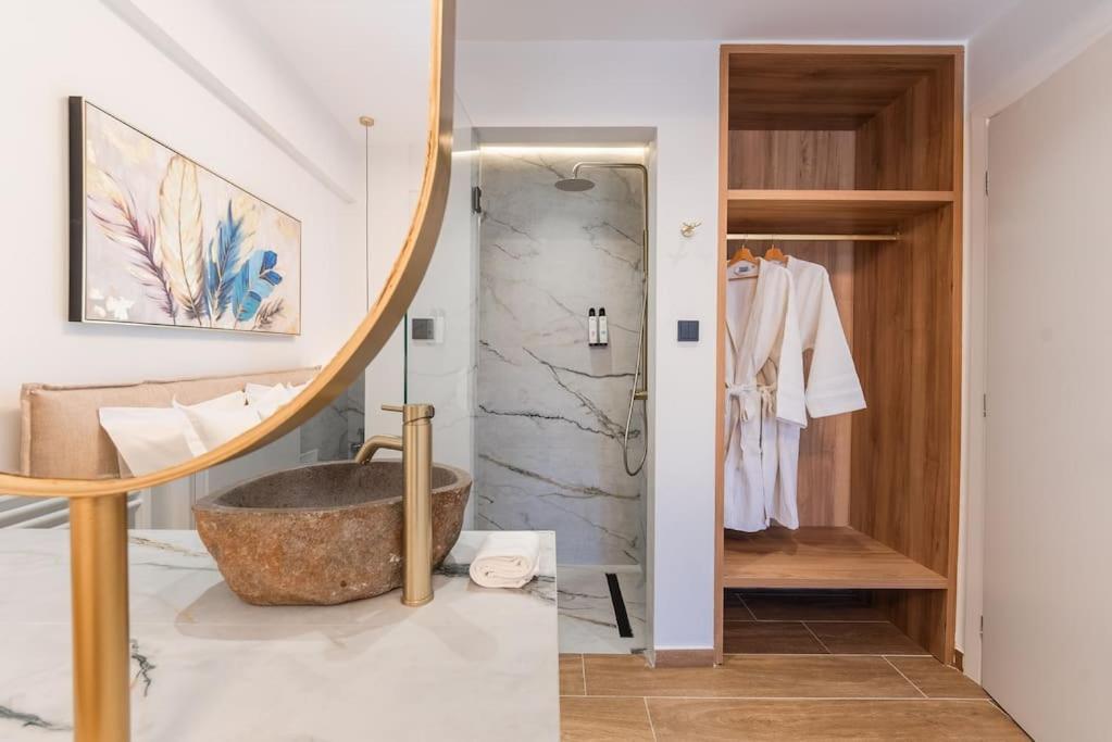 Luxury 4bdrm Penthouse With Jacuzzi Near Acropolis