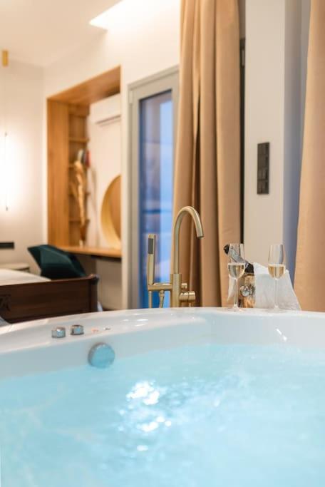 Luxury 4bdrm Penthouse With Jacuzzi Near Acropolis Athens